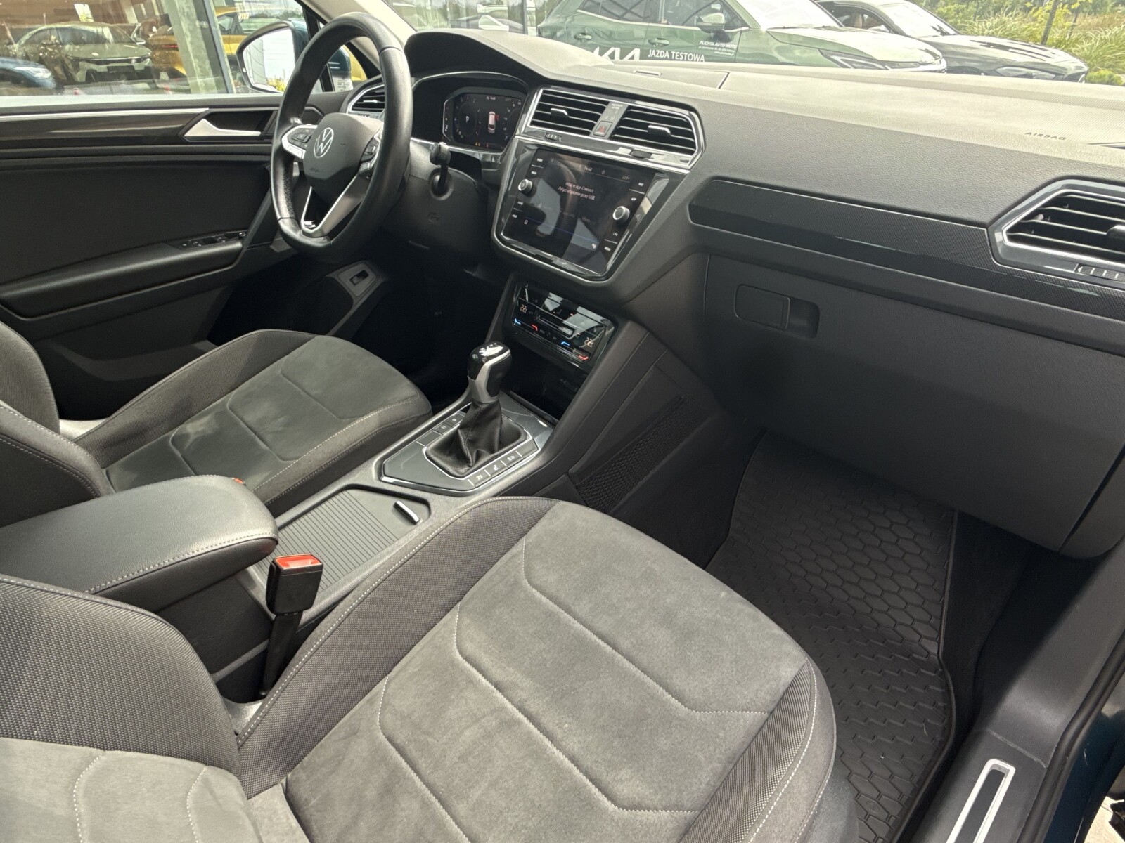 Volkswagen Tiguan - zdjęcie 25
