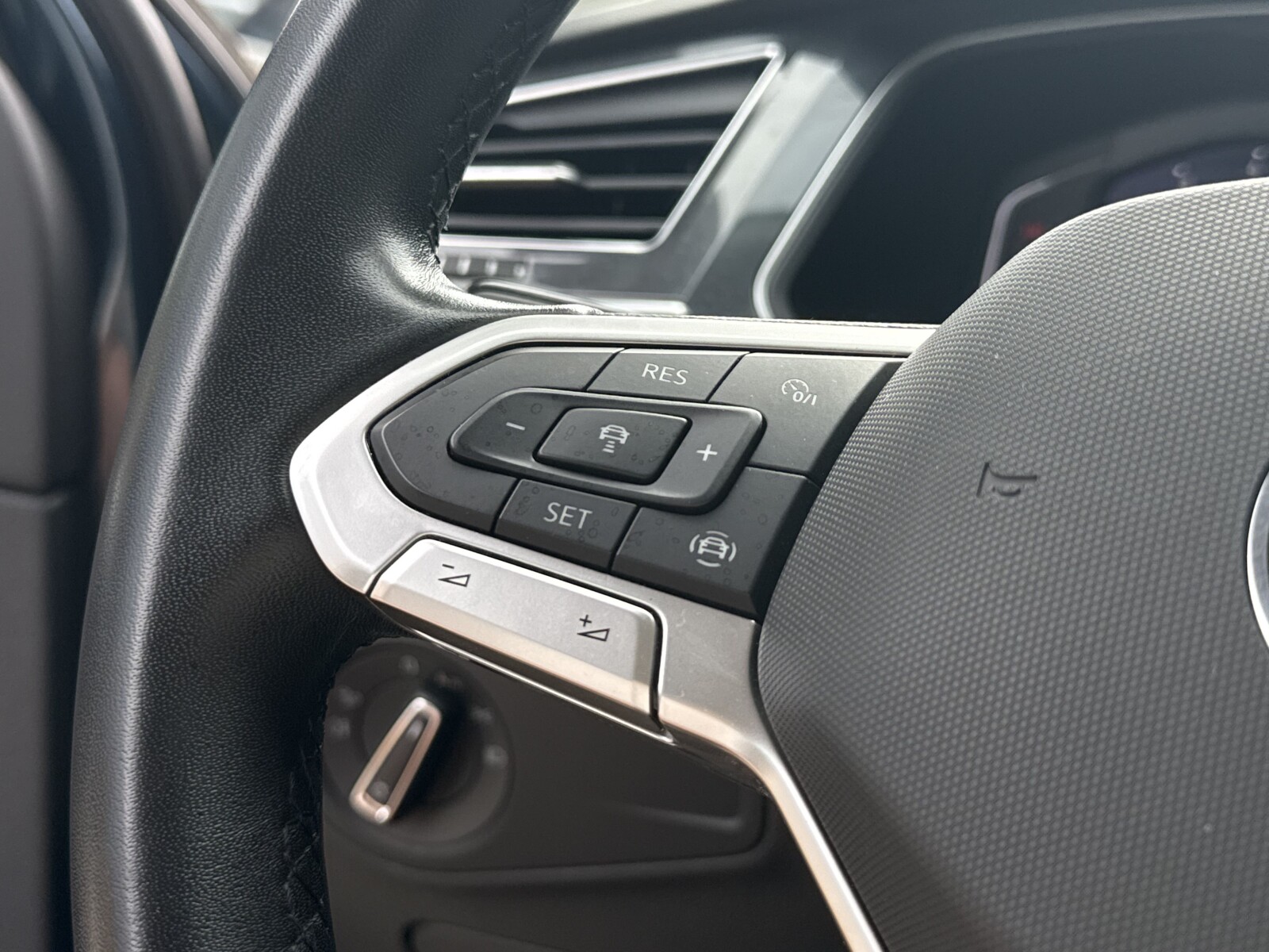 Volkswagen Tiguan - zdjęcie 17