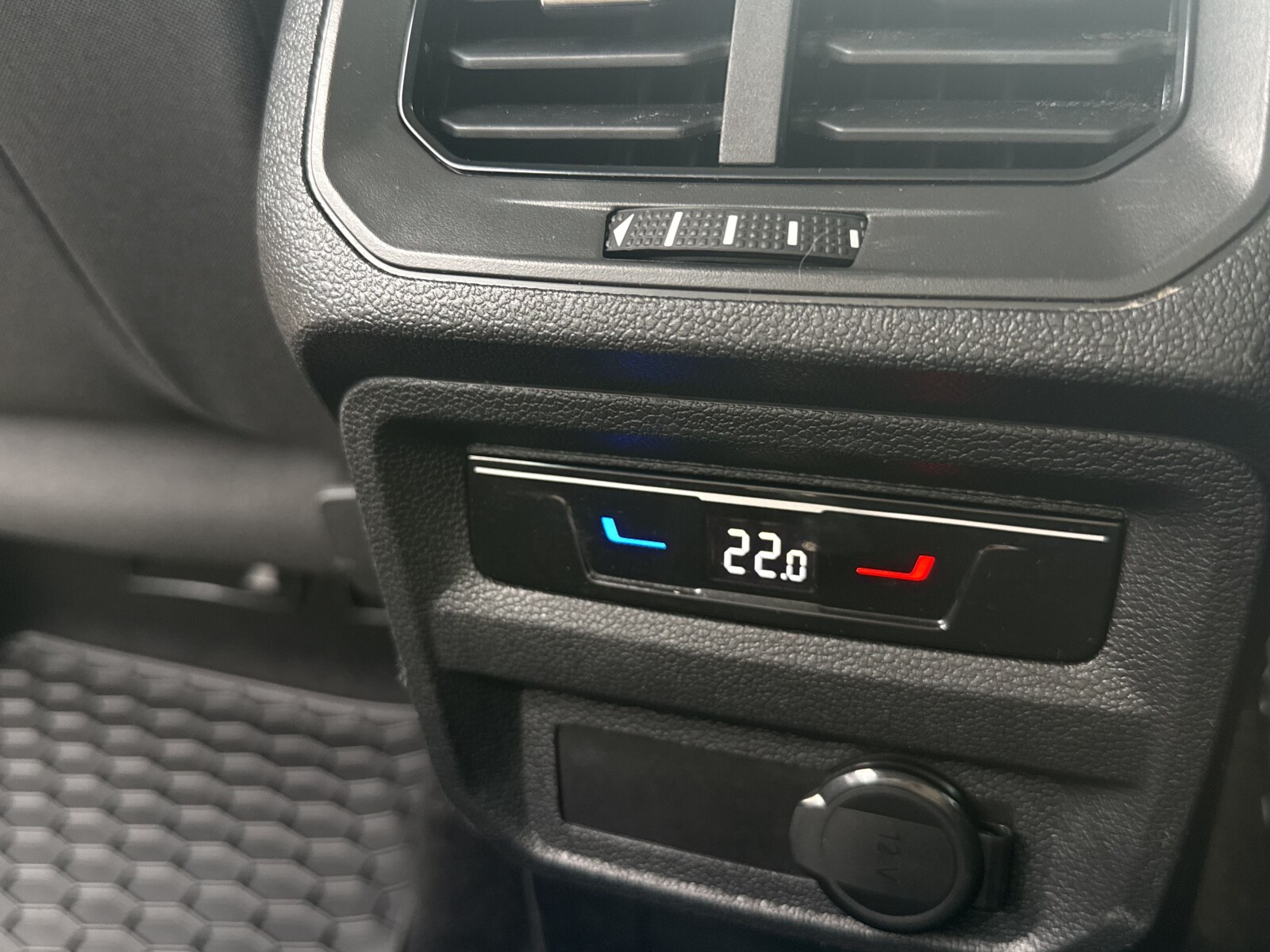 Volkswagen Tiguan - zdjęcie 24