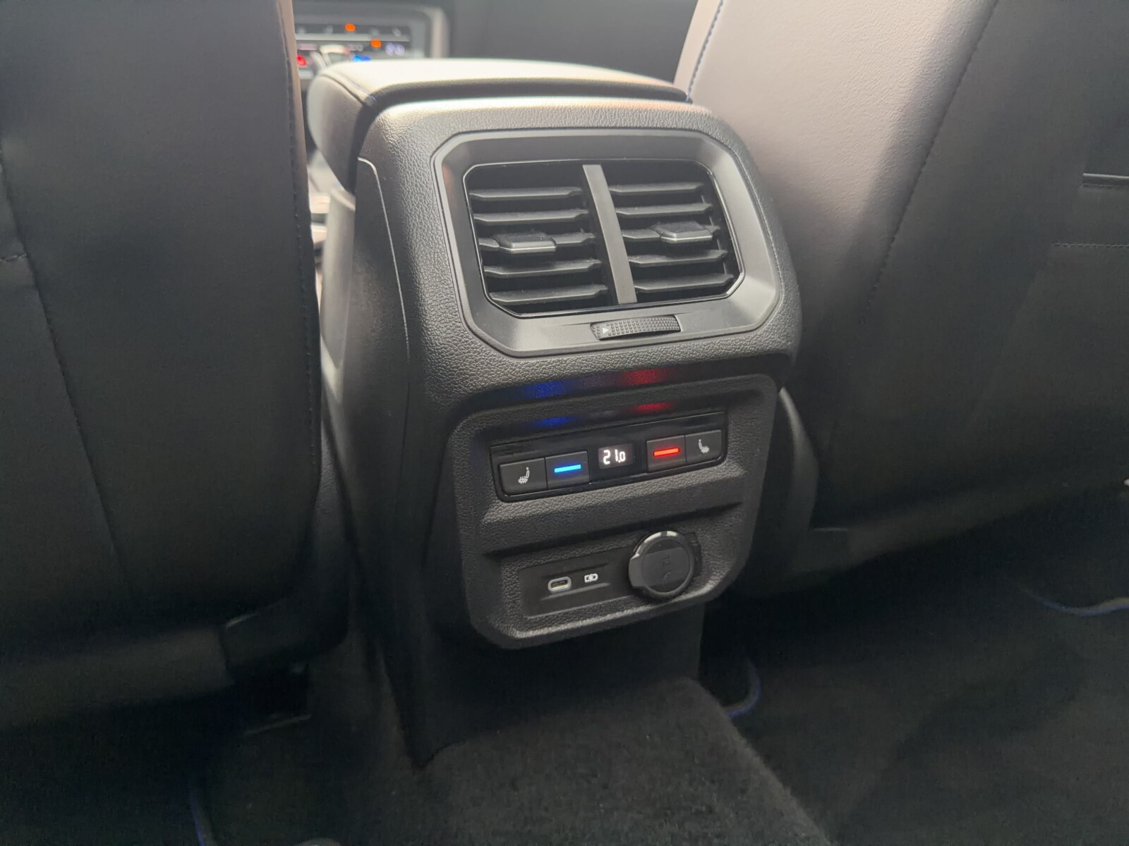 Volkswagen Tiguan - zdjęcie 33