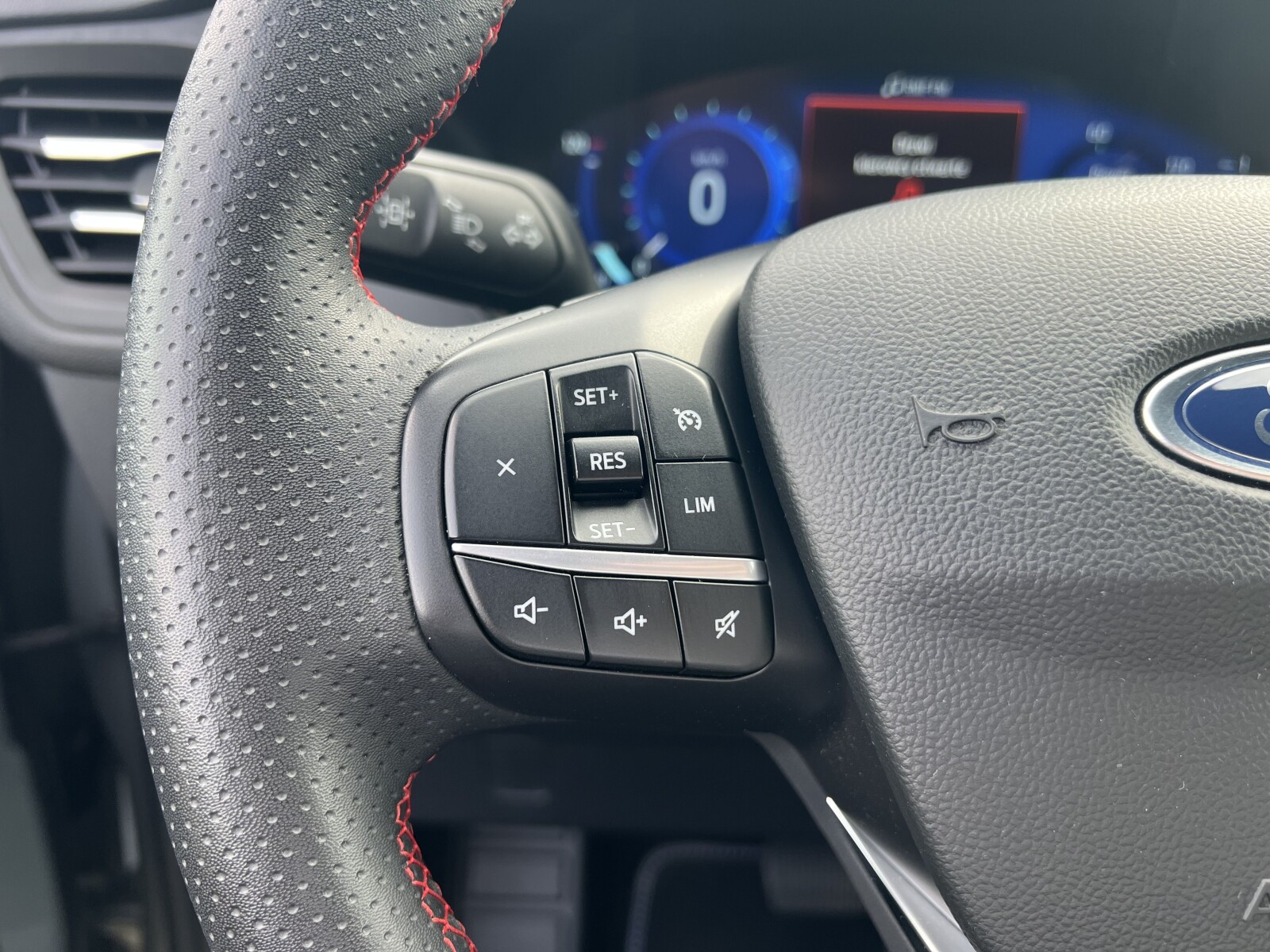 Ford Kuga - zdjęcie 16