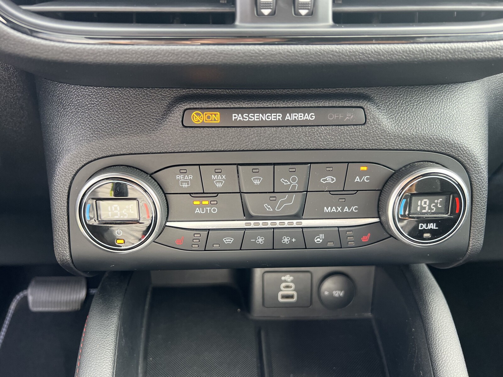 Ford Kuga - zdjęcie 18