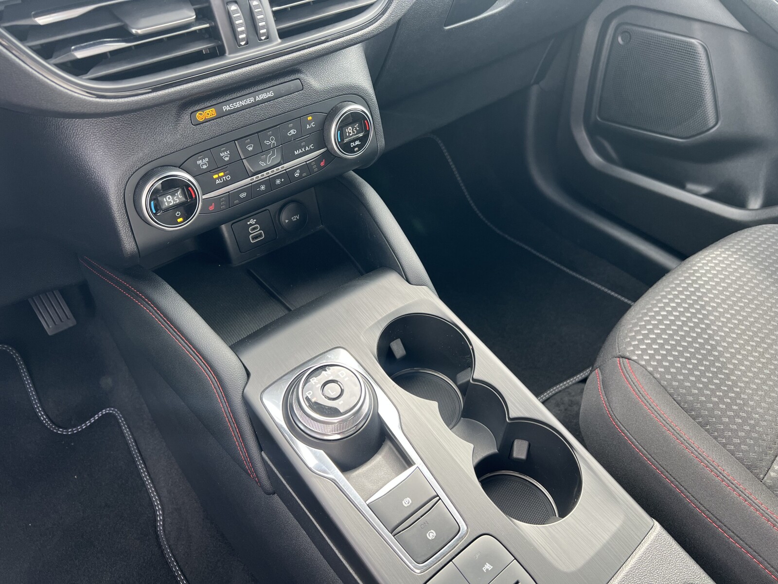 Ford Kuga - zdjęcie 24
