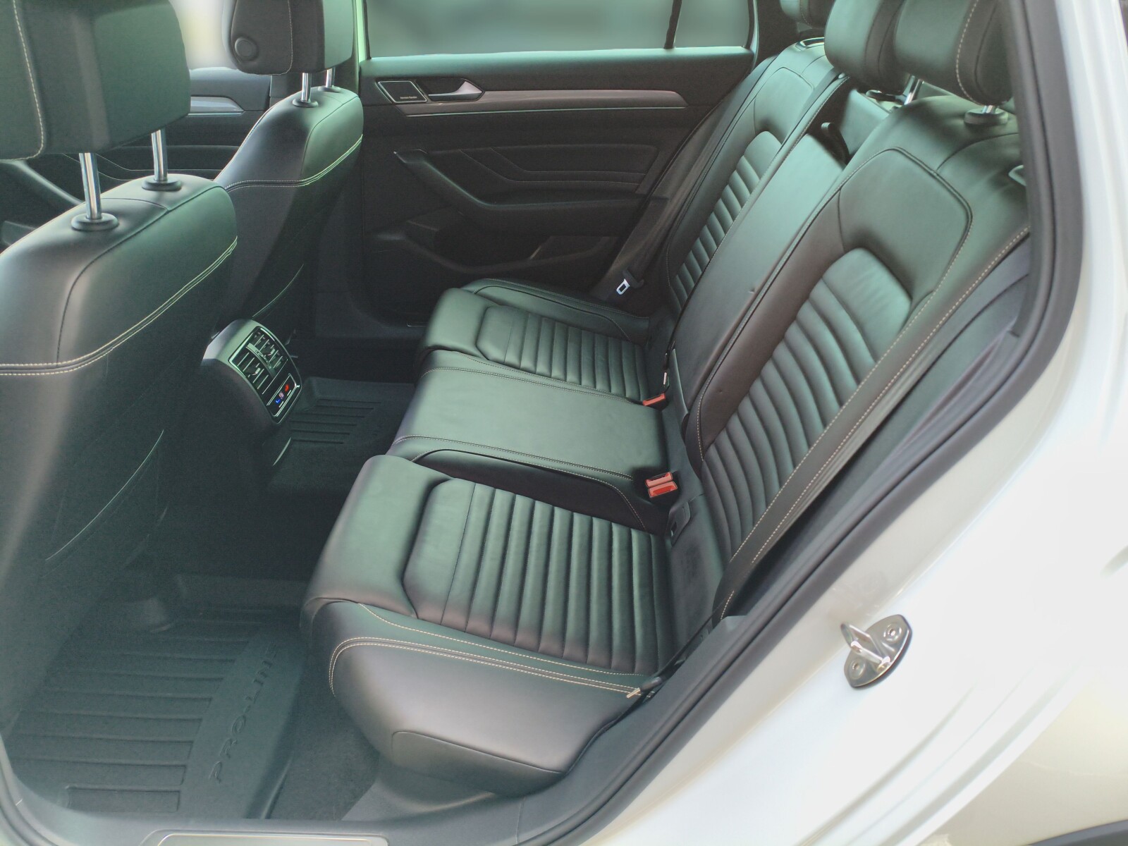 Volkswagen Passat Alltrack - zdjęcie 17