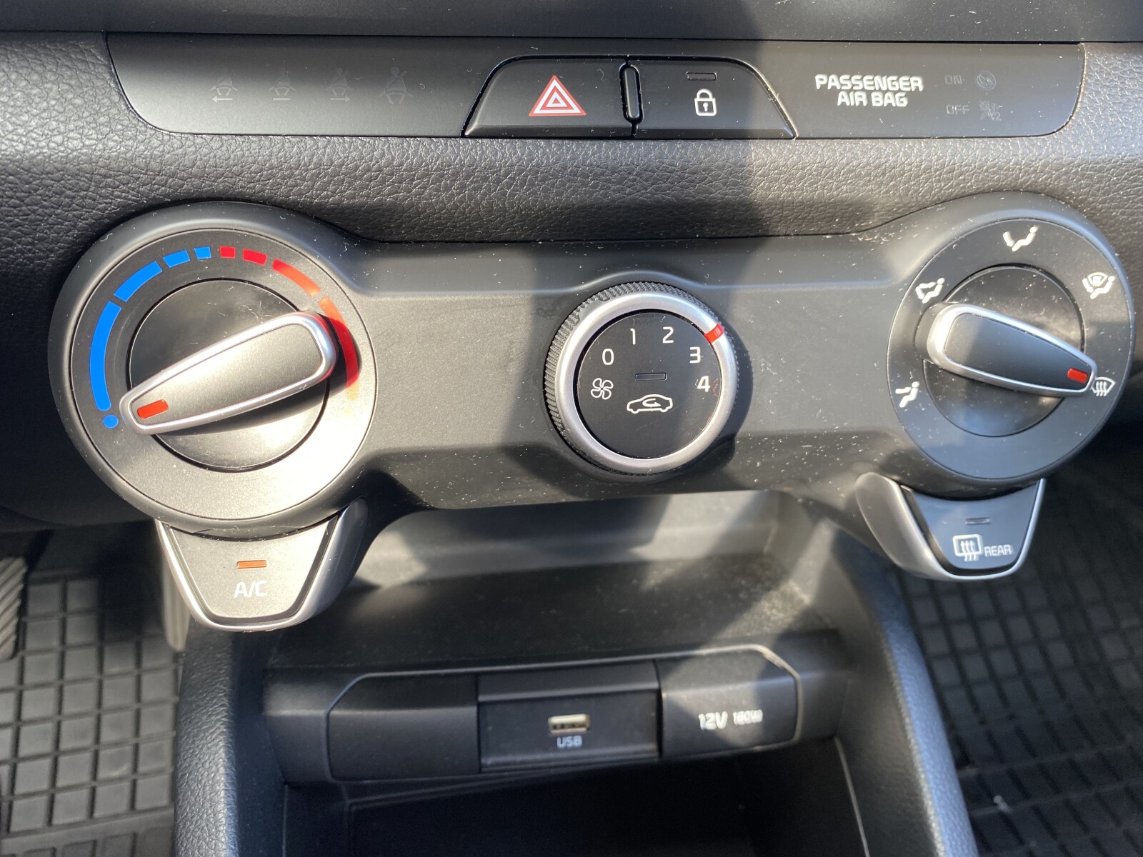 Kia Stonic - zdjęcie 23