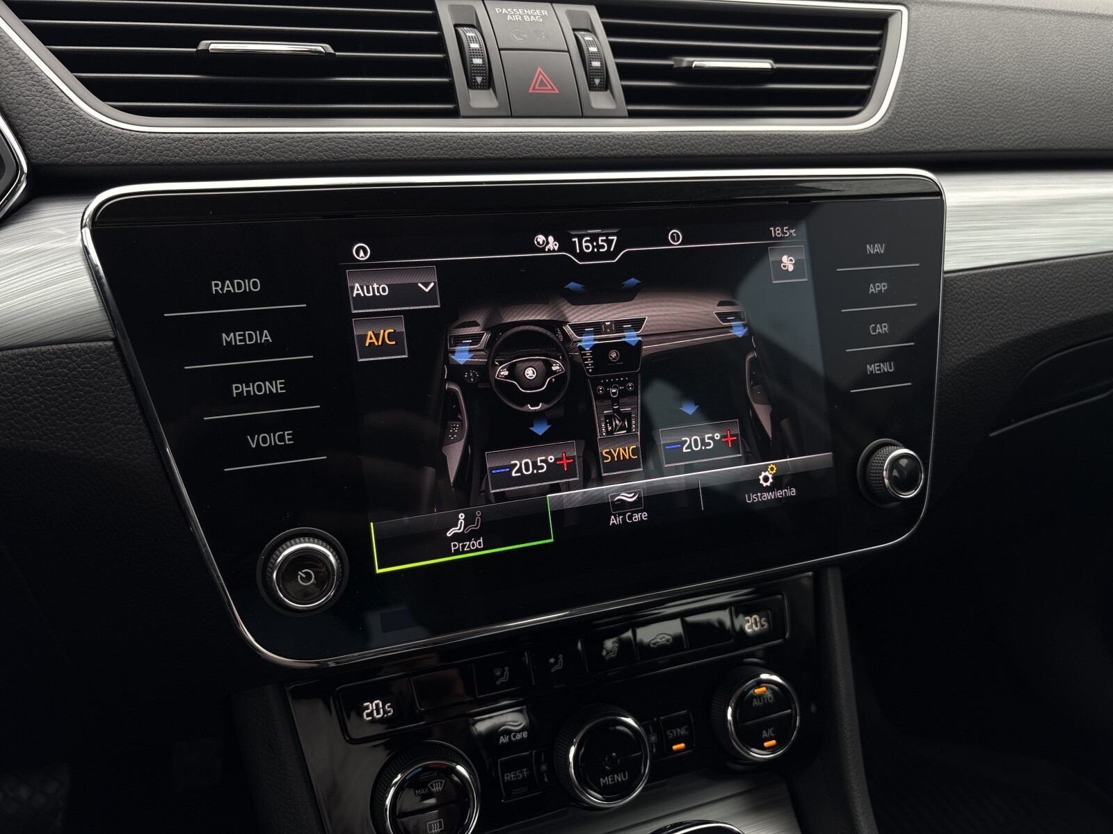 Škoda Superb Combi - zdjęcie 23