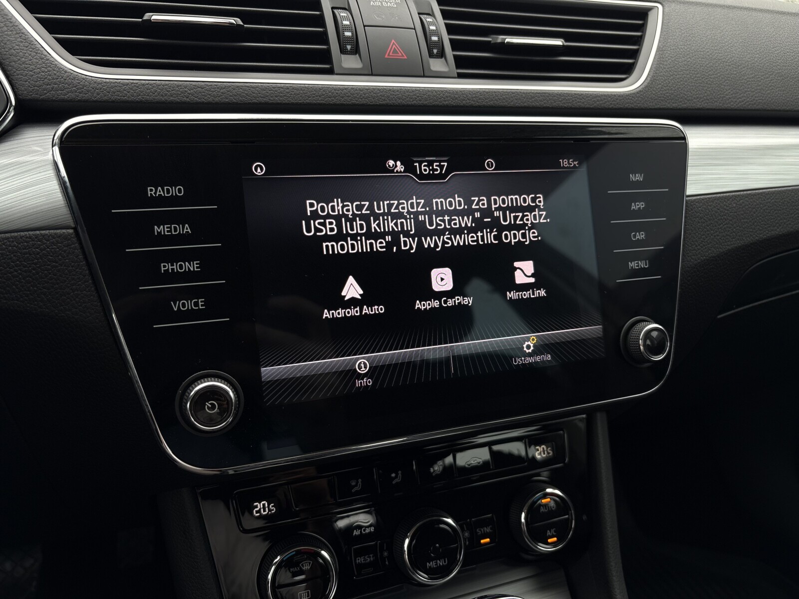 Škoda Superb Combi - zdjęcie 21