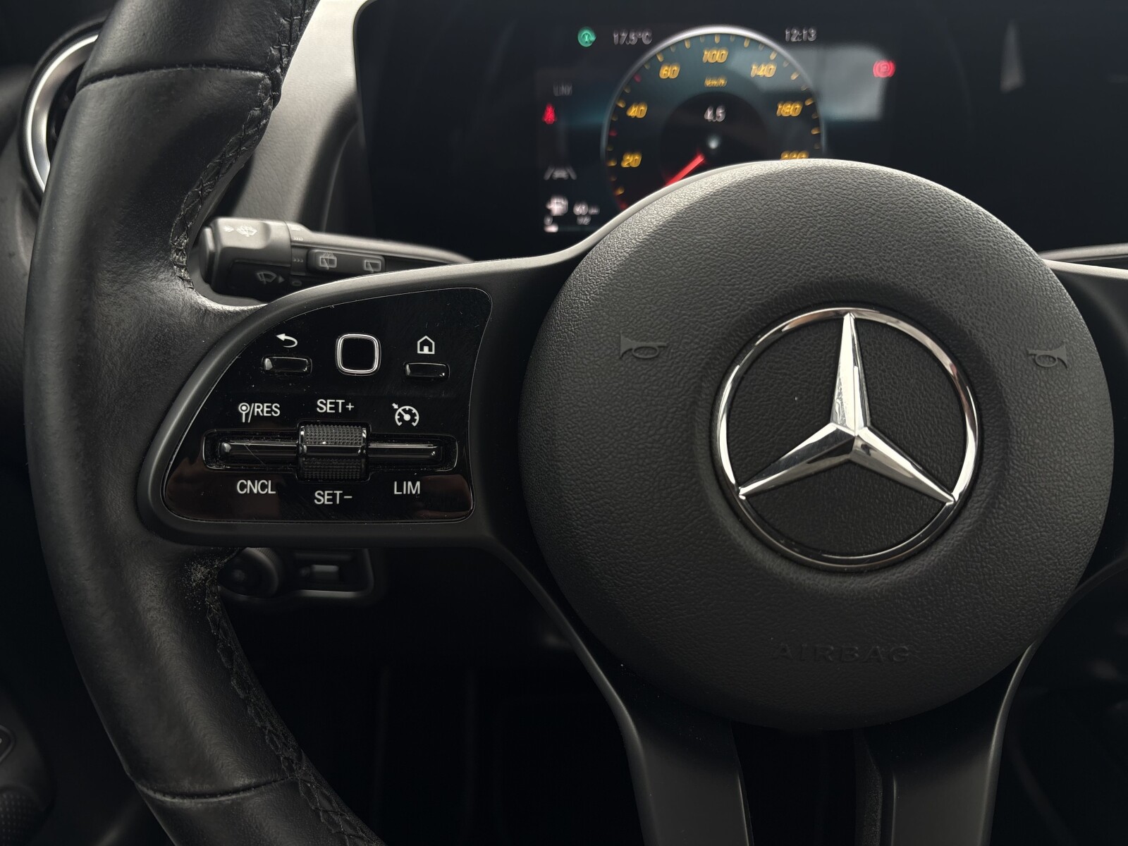 Mercedes-Benz GLB 200 - zdjęcie 18