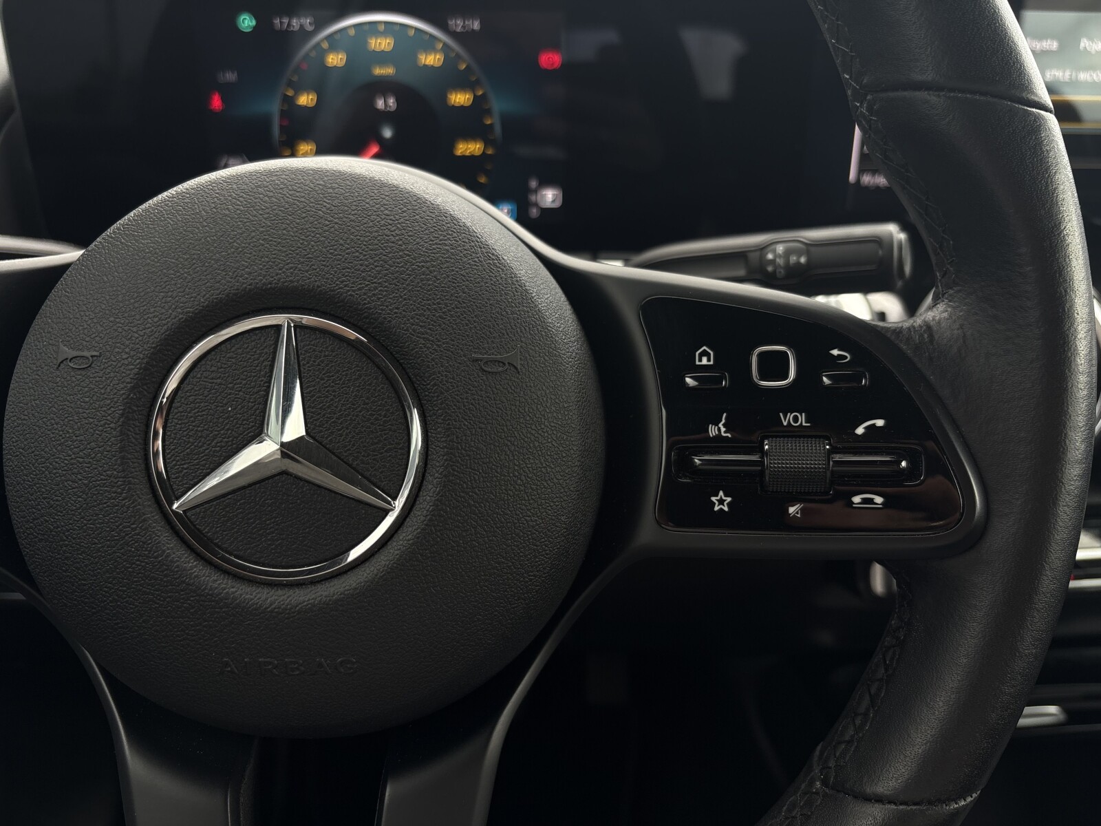Mercedes-Benz GLB 200 - zdjęcie 19