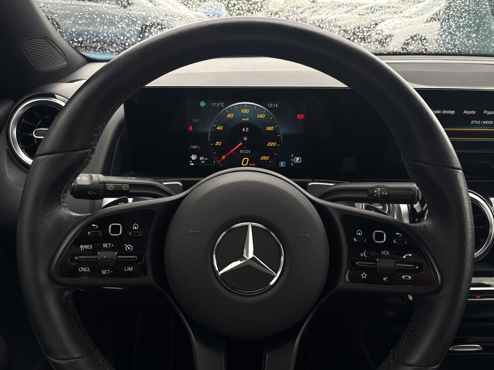 Mercedes-Benz GLB 200 - zdjęcie 16