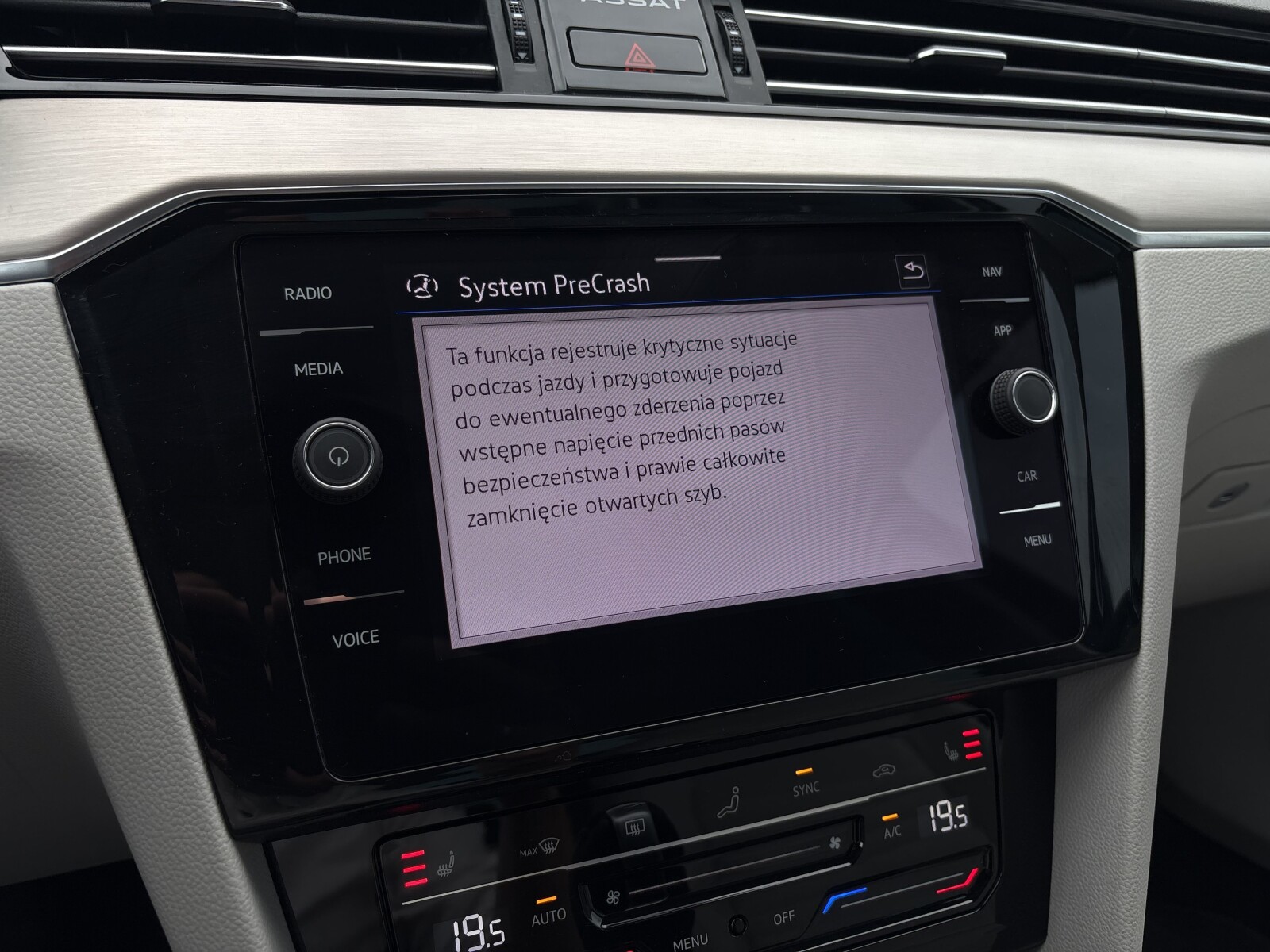 Volkswagen Passat - zdjęcie 30