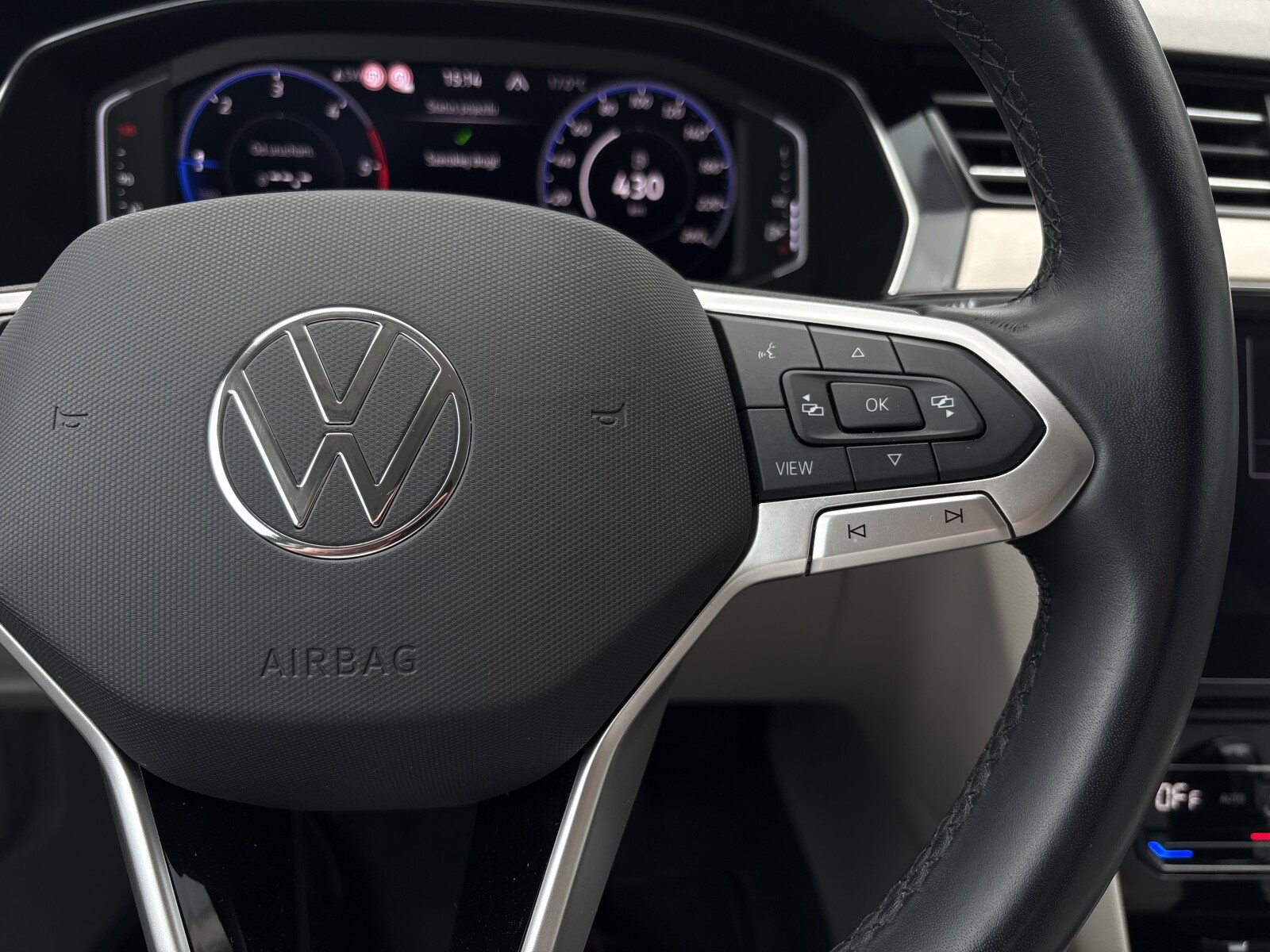 Volkswagen Passat - zdjęcie 21