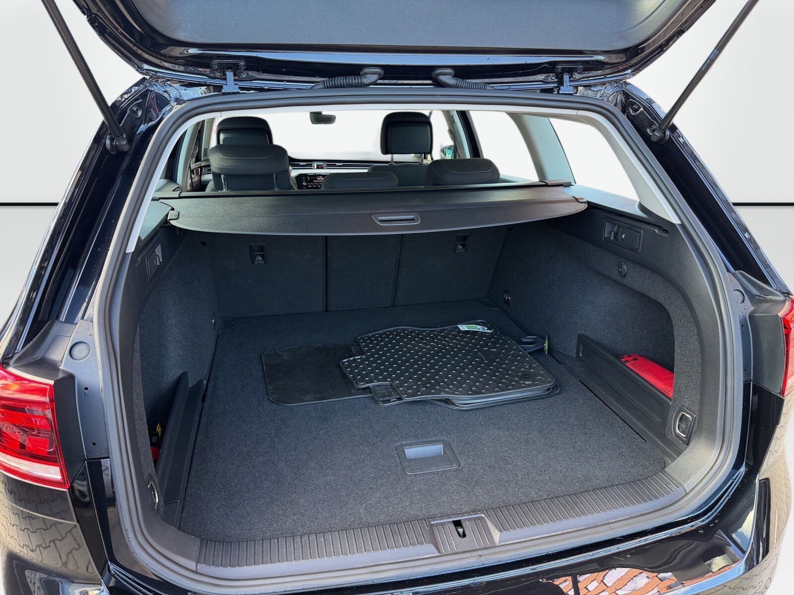 Volkswagen Passat - zdjęcie 33