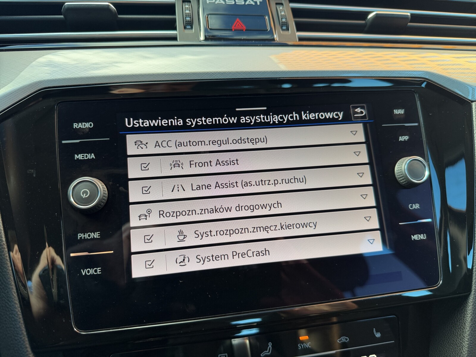 Volkswagen Passat - zdjęcie 27