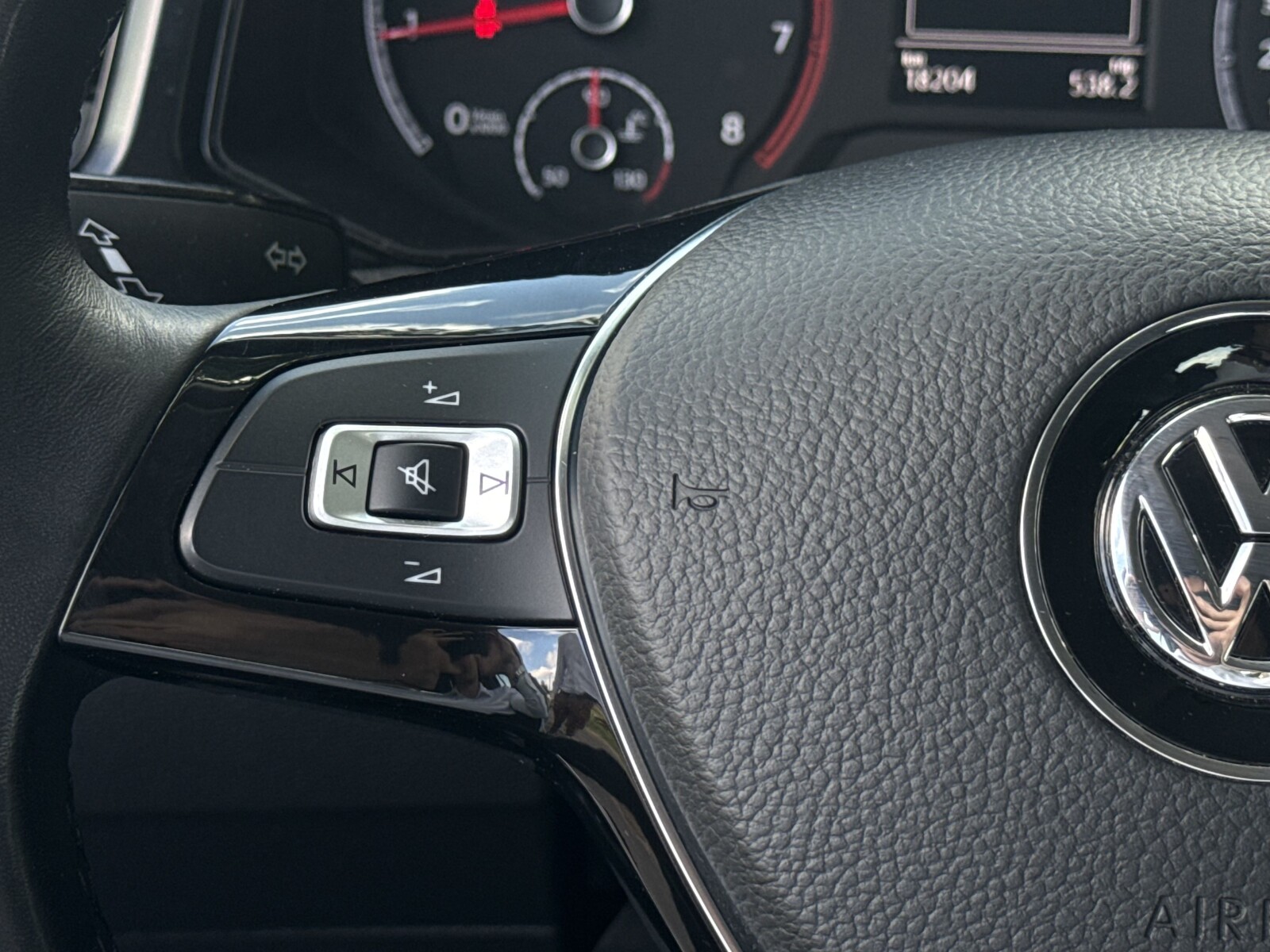 Volkswagen T-Roc - zdjęcie 15