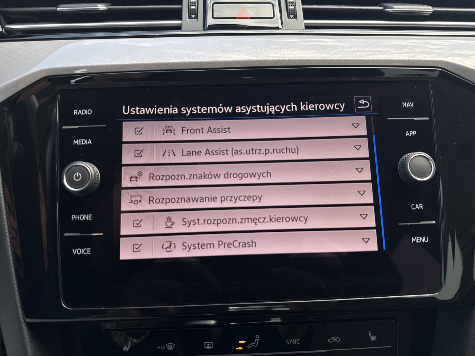 Volkswagen Passat Variant - zdjęcie 25
