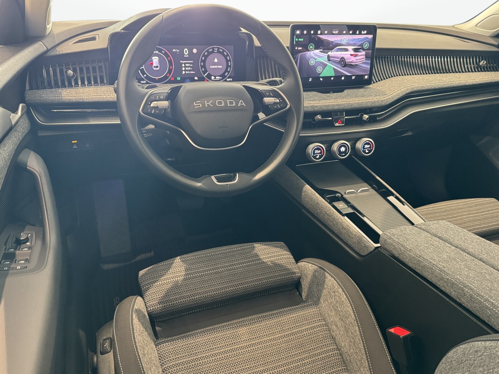 Škoda Superb Combi - zdjęcie 15