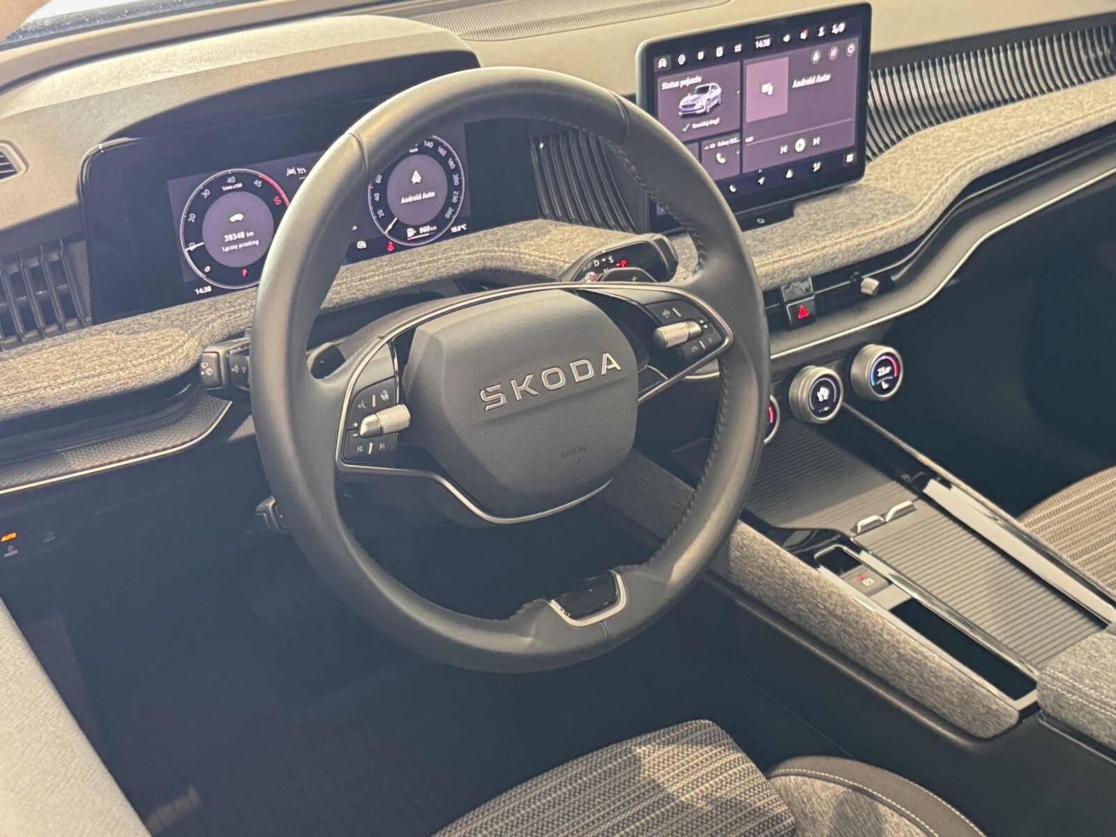 Škoda Superb Combi - zdjęcie 24