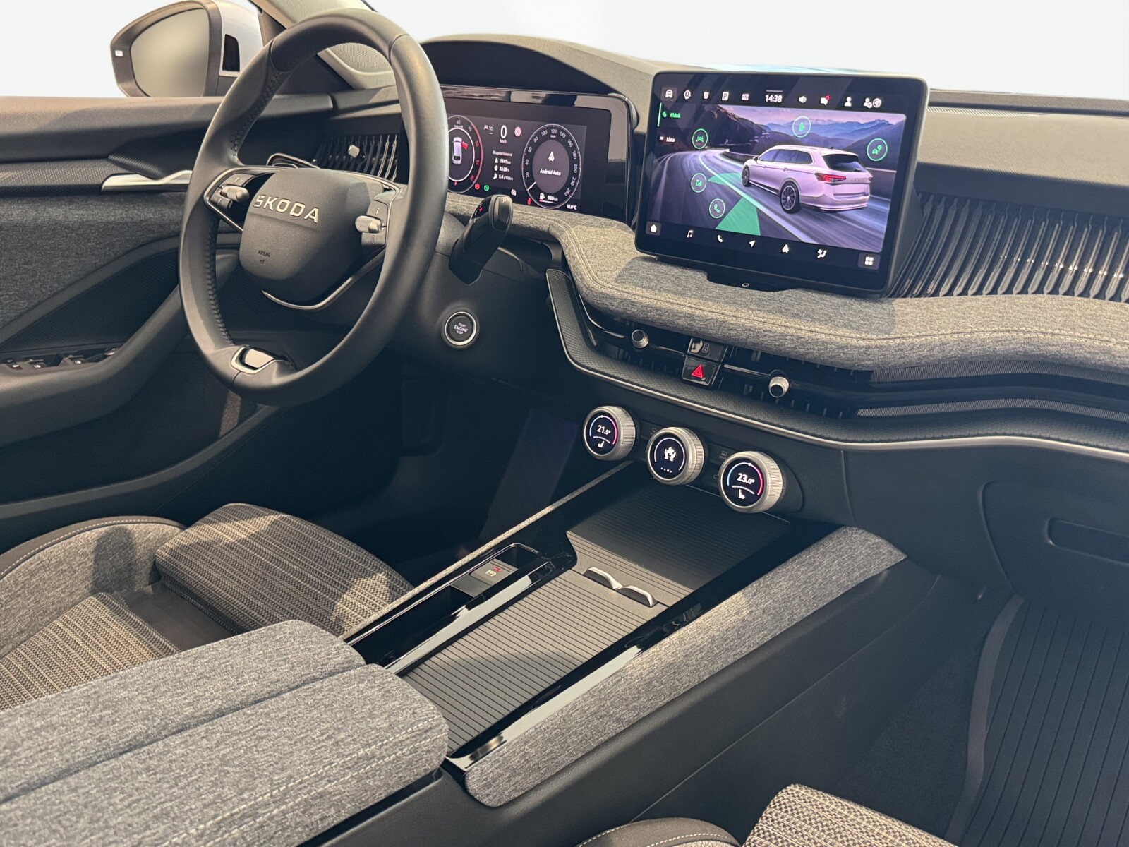 Škoda Superb Combi - zdjęcie 23