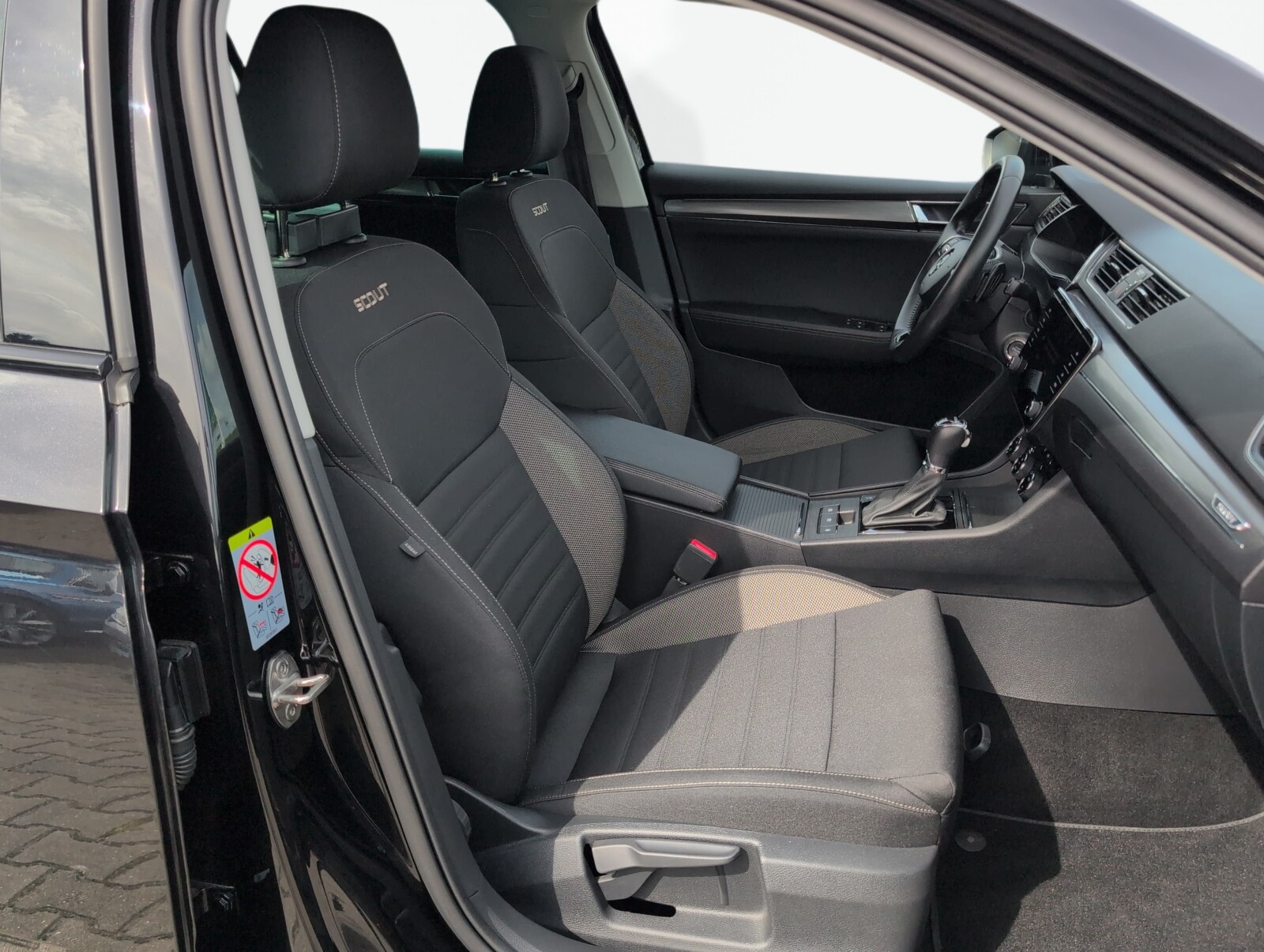 Škoda Superb Combi - zdjęcie 17