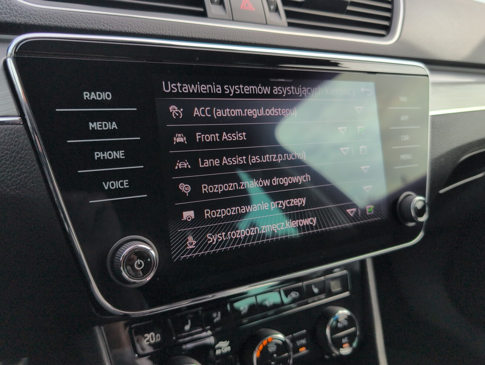 Škoda Superb Combi - zdjęcie 32