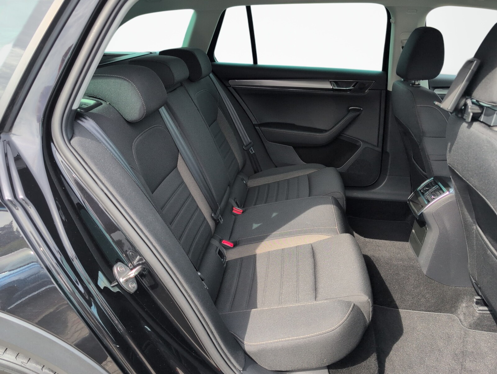 Škoda Superb Combi - zdjęcie 13