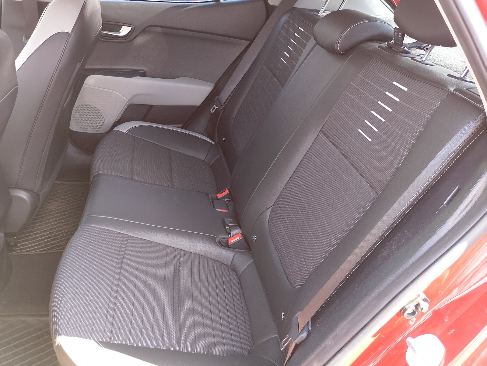 Kia Stonic - zdjęcie 16