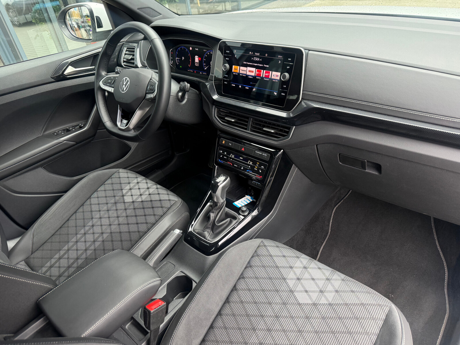 Volkswagen T-Cross - zdjęcie 12