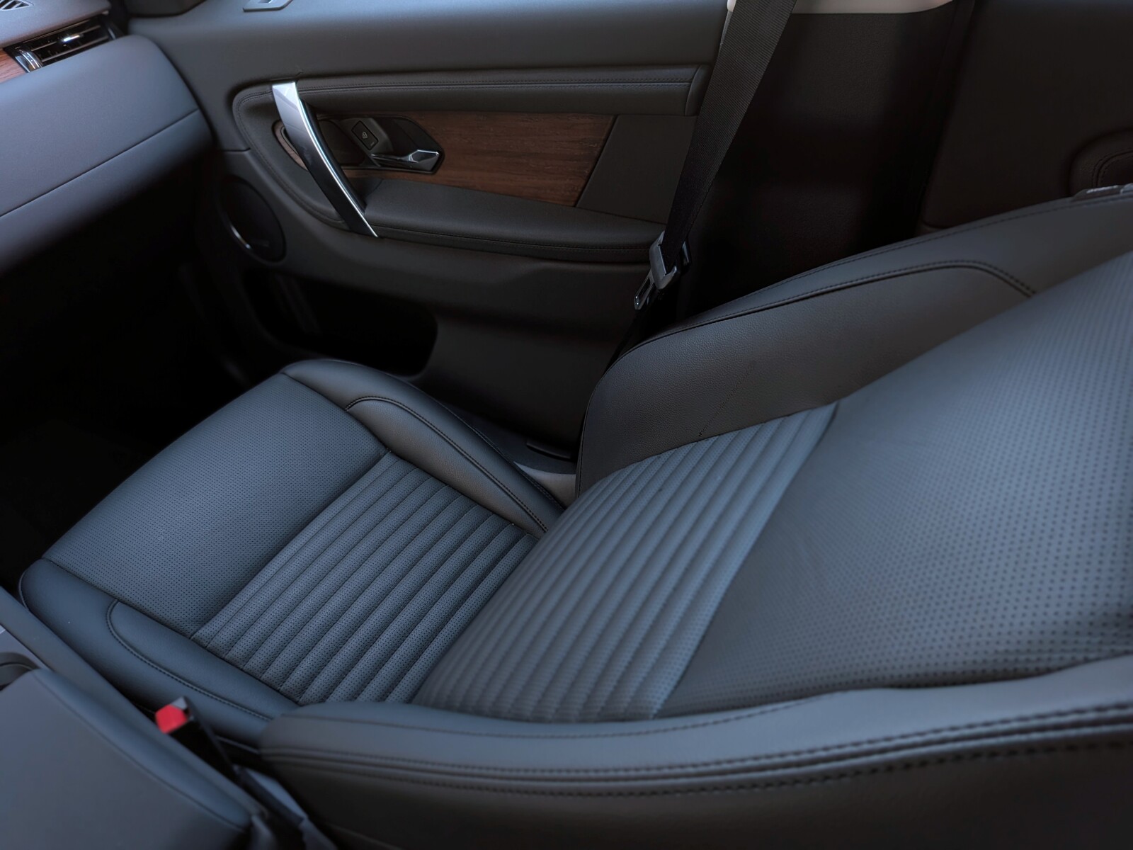 Land Rover Discovery Sport - zdjęcie 13