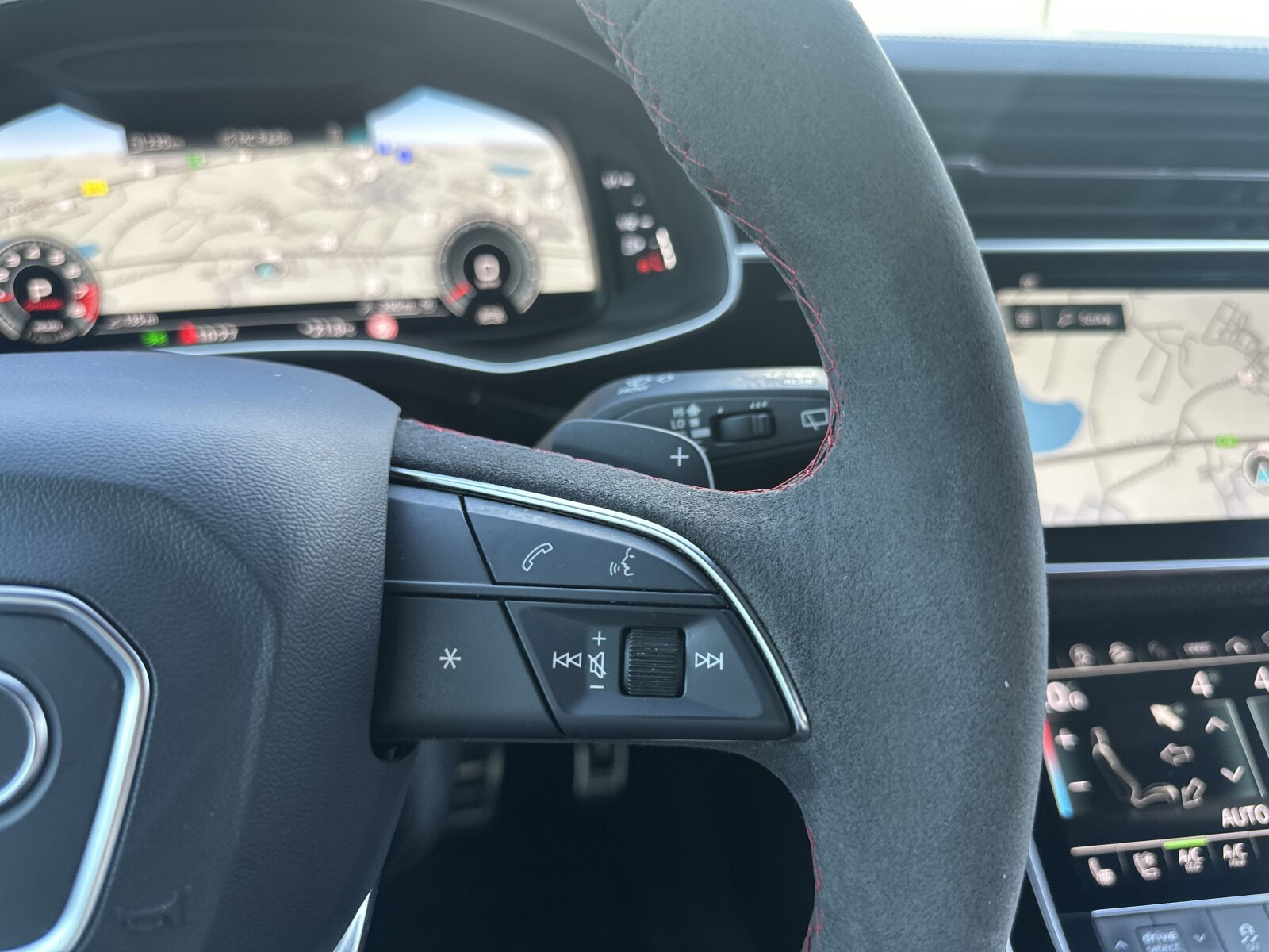 Audi SQ8 - zdjęcie 13
