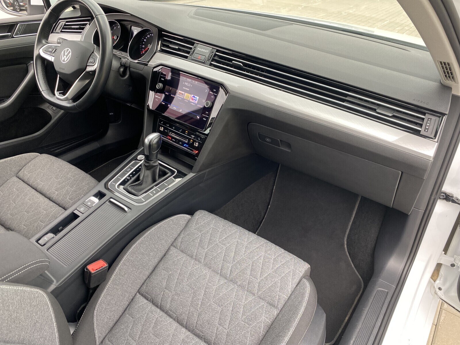 Volkswagen Passat Variant - zdjęcie 15