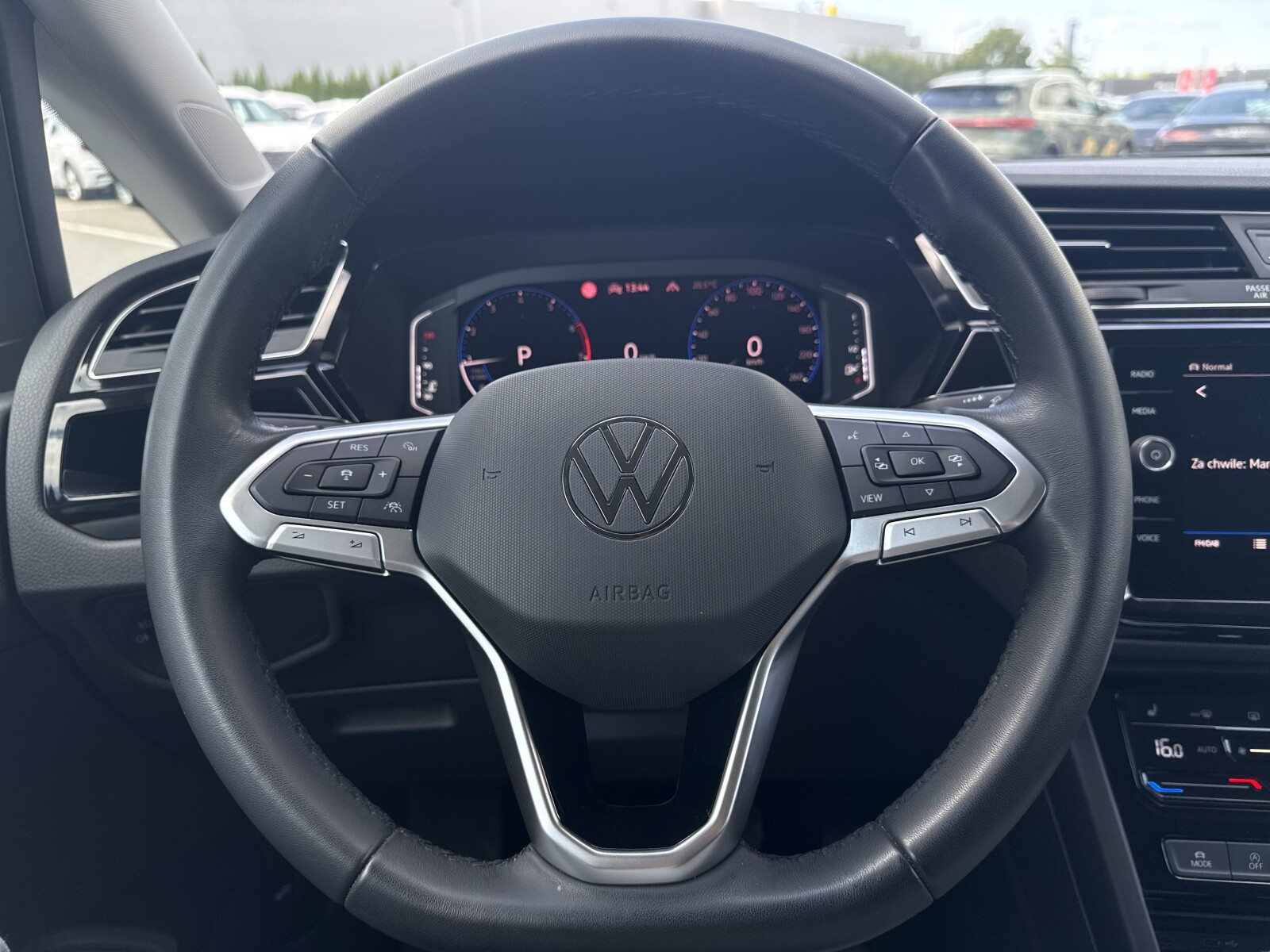 Volkswagen Touran - zdjęcie 15