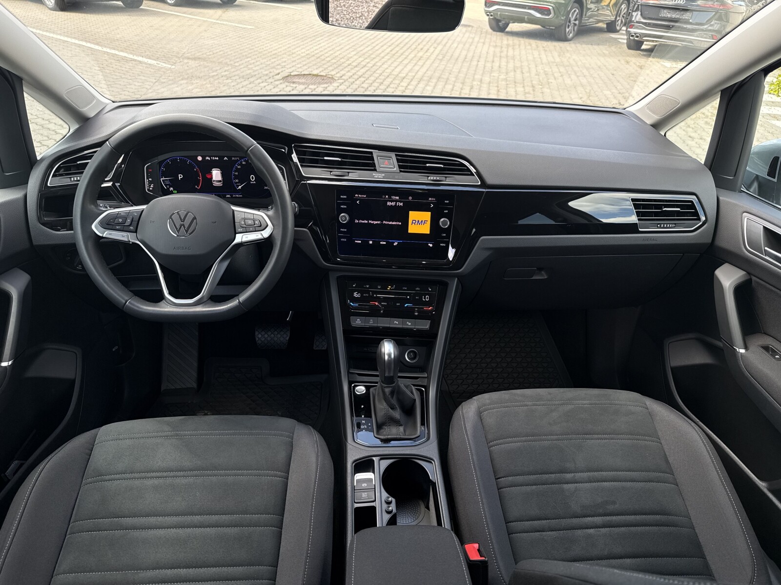 Volkswagen Touran - zdjęcie 14