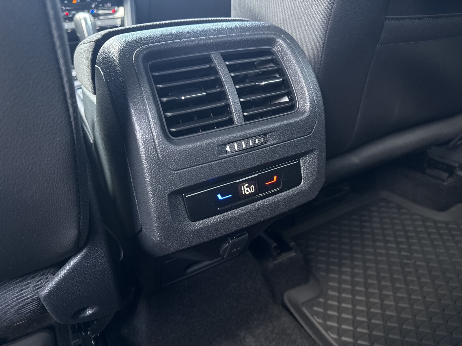 Volkswagen Touran - zdjęcie 33
