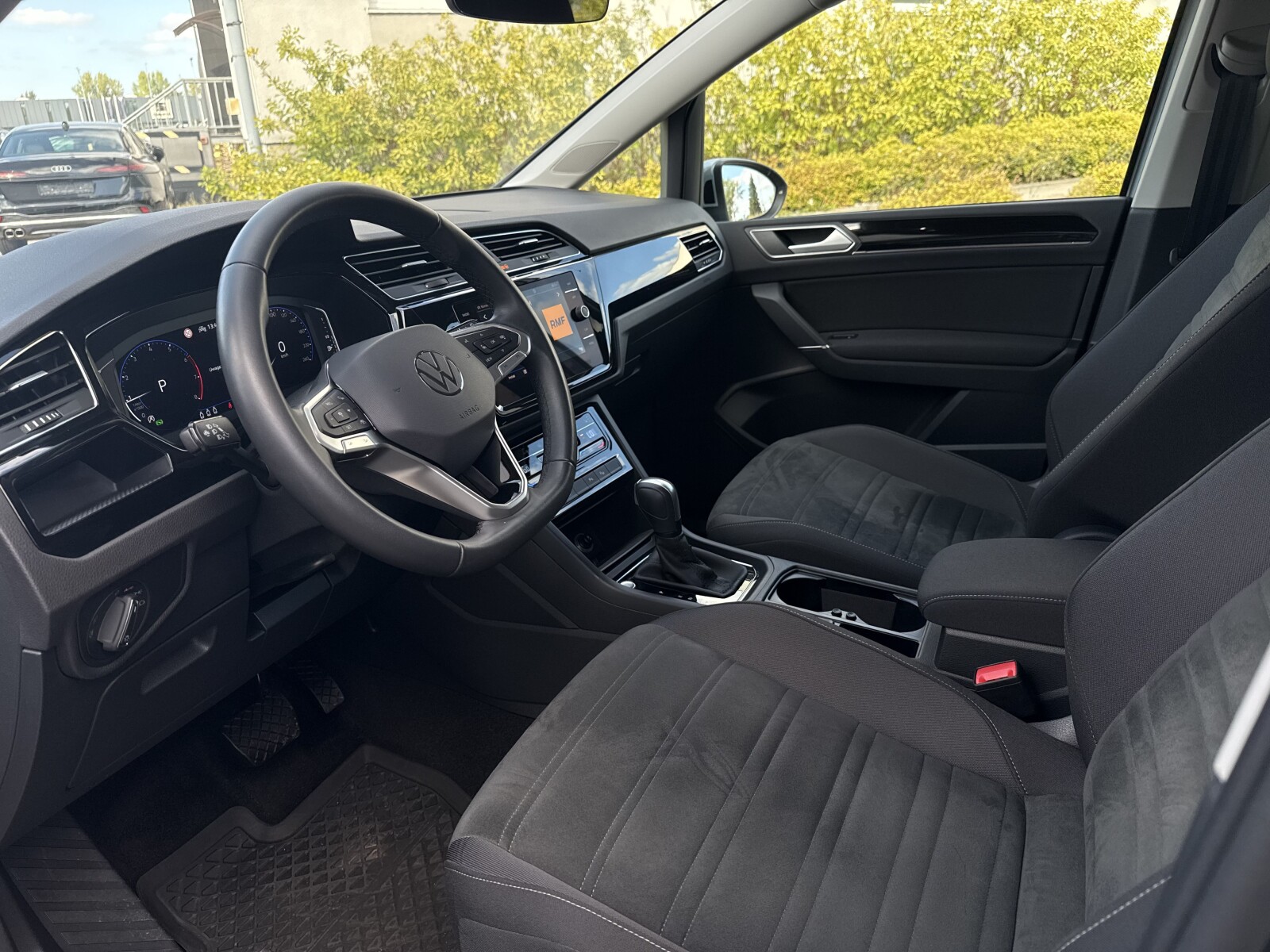 Volkswagen Touran - zdjęcie 11