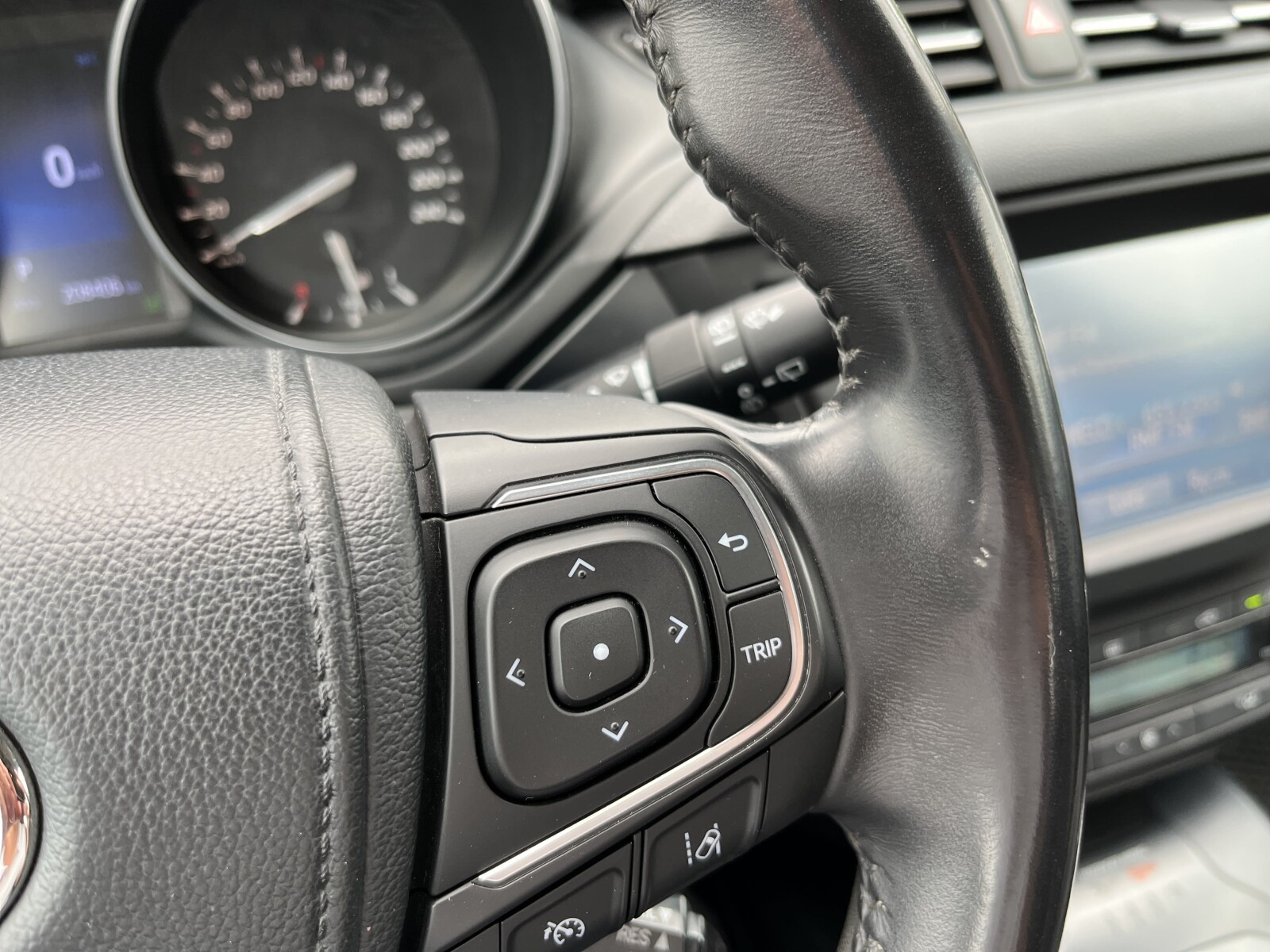 Toyota Avensis - zdjęcie 25