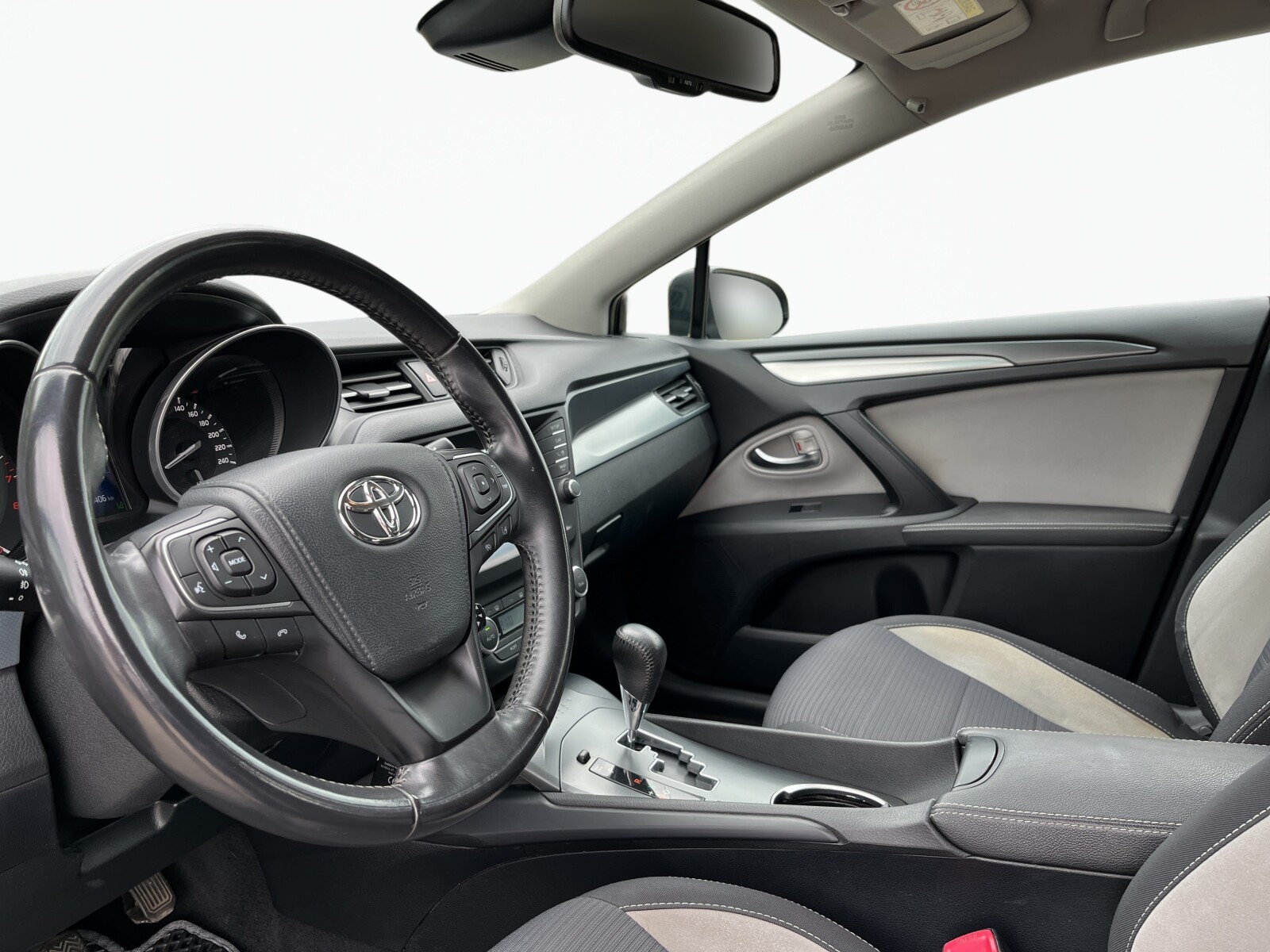 Toyota Avensis - zdjęcie 9