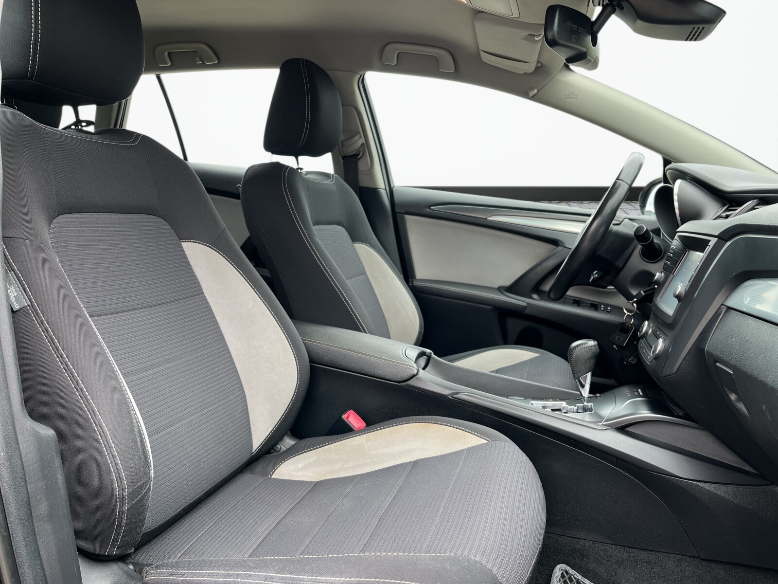 Toyota Avensis - zdjęcie 20