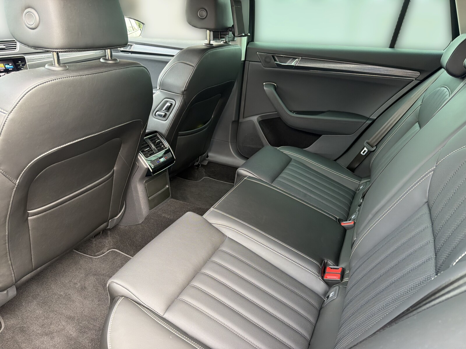 Škoda Superb Combi - zdjęcie 13