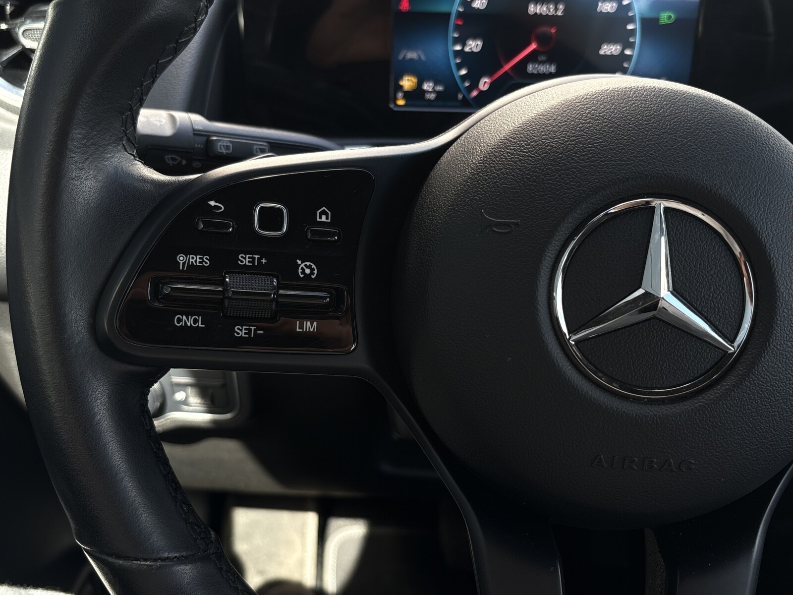 Mercedes-Benz GLB 200 - zdjęcie 16