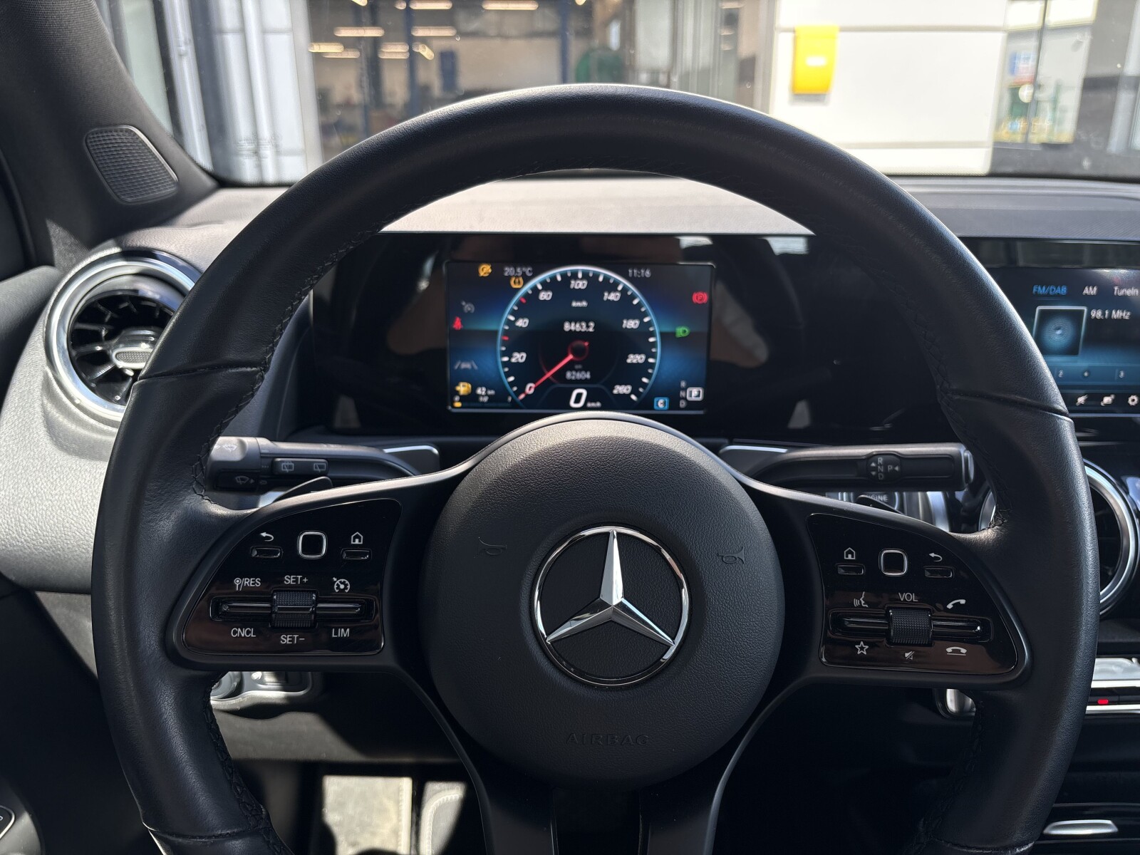 Mercedes-Benz GLB 200 - zdjęcie 14