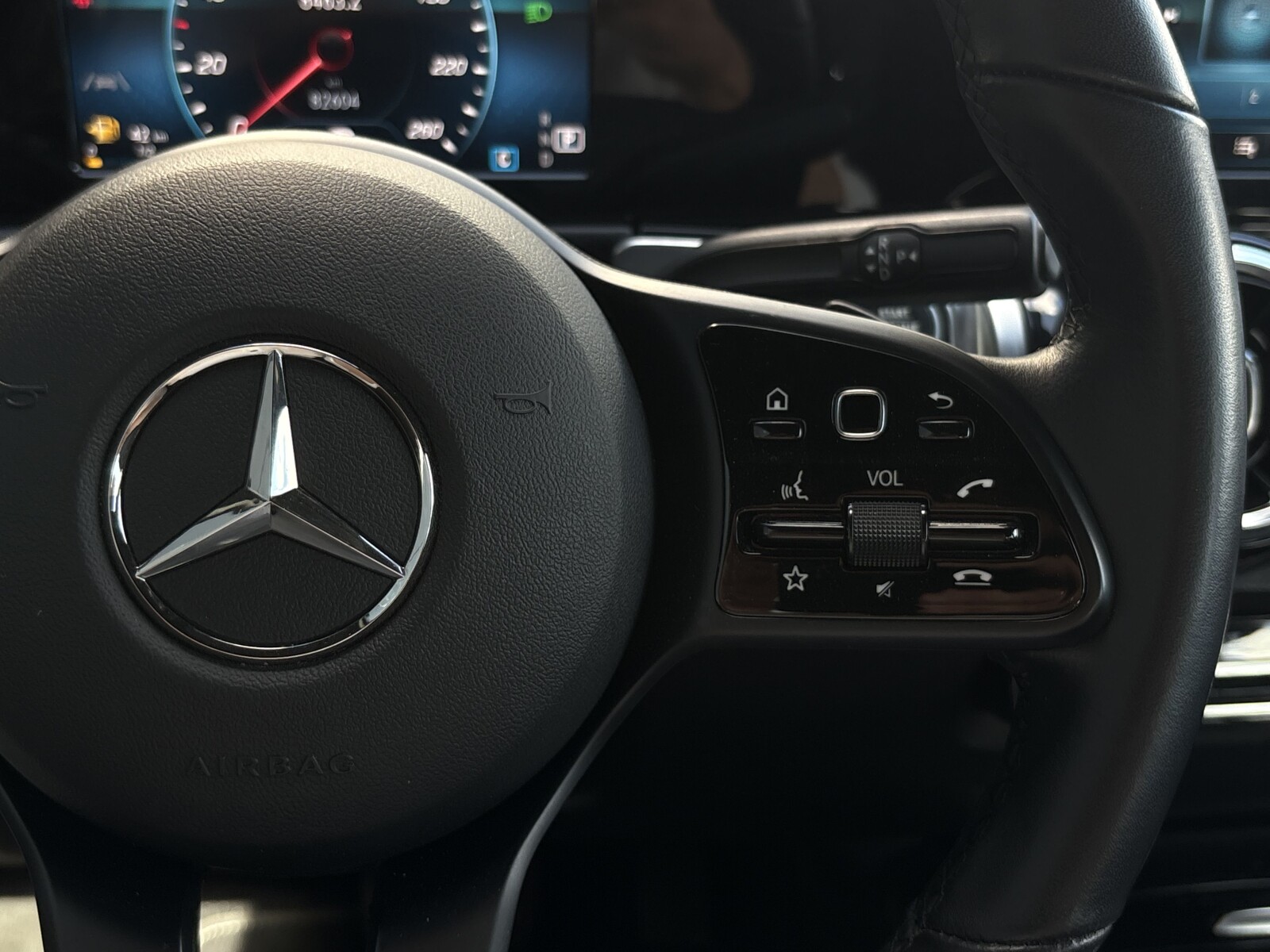 Mercedes-Benz GLB 200 - zdjęcie 17