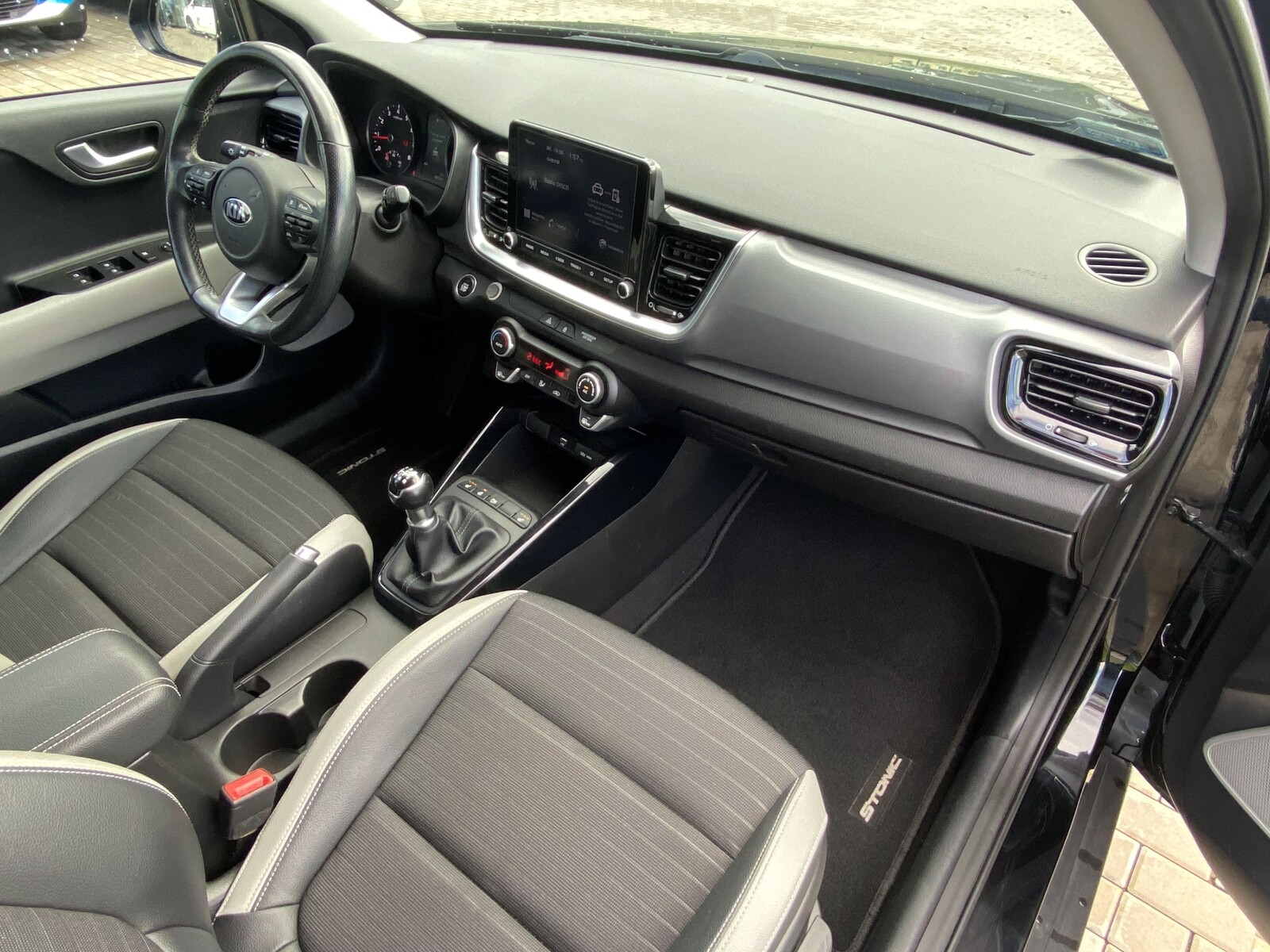Kia Stonic - zdjęcie 18
