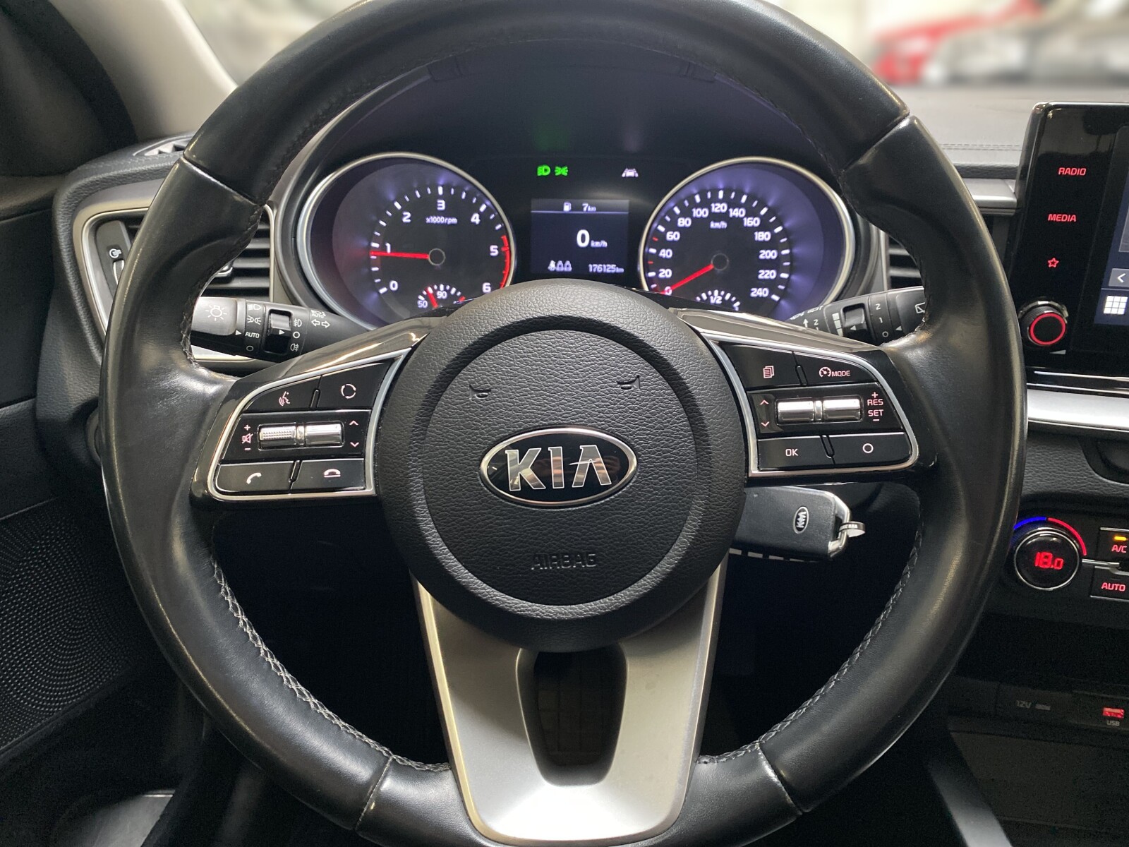 Kia Ceed - zdjęcie 18