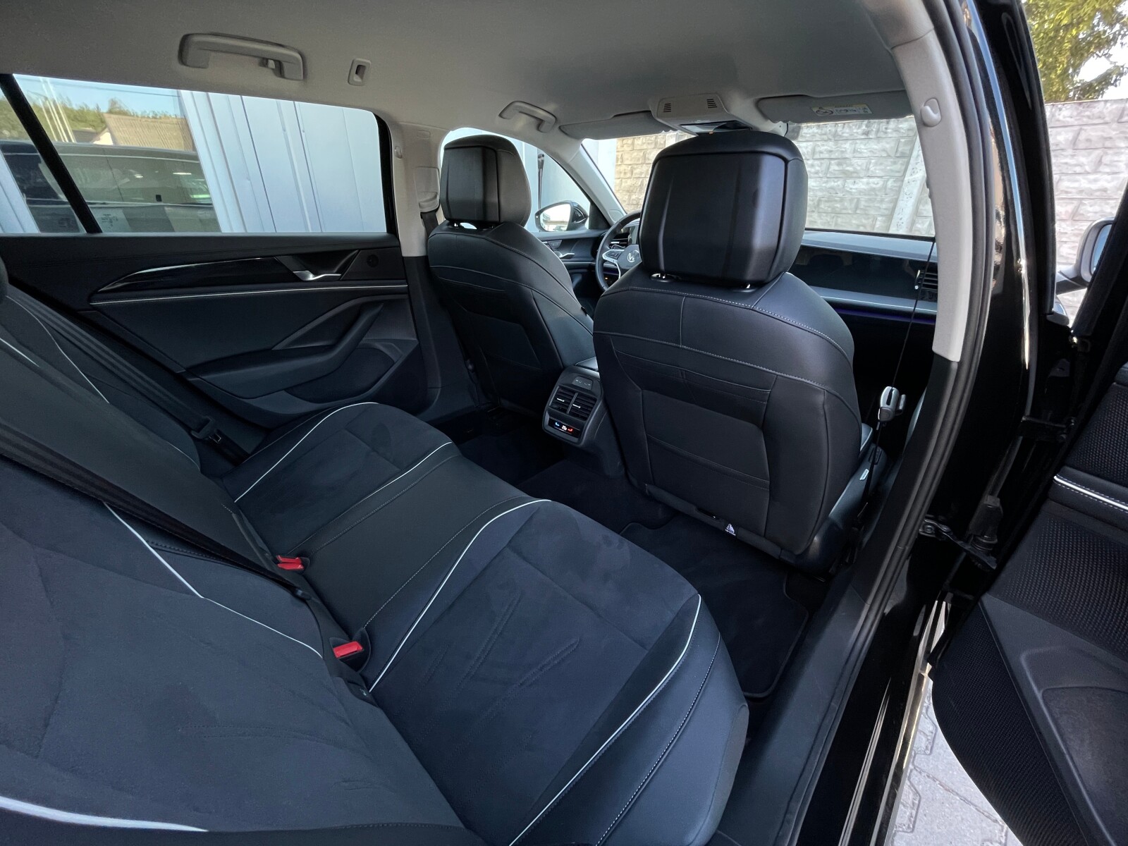 Volkswagen Passat Variant - zdjęcie 15