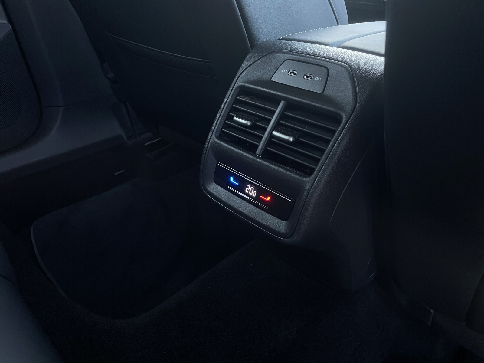 Volkswagen Passat Variant - zdjęcie 16
