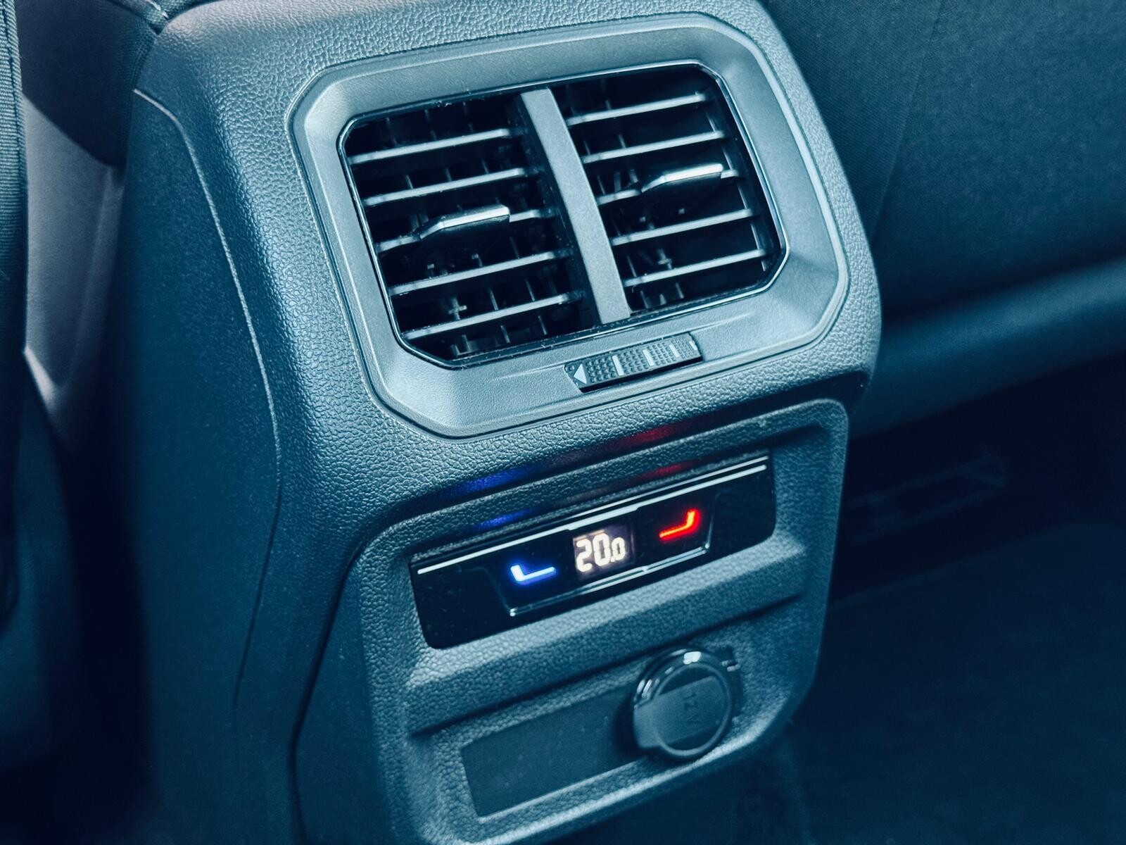 Volkswagen Tiguan - zdjęcie 34