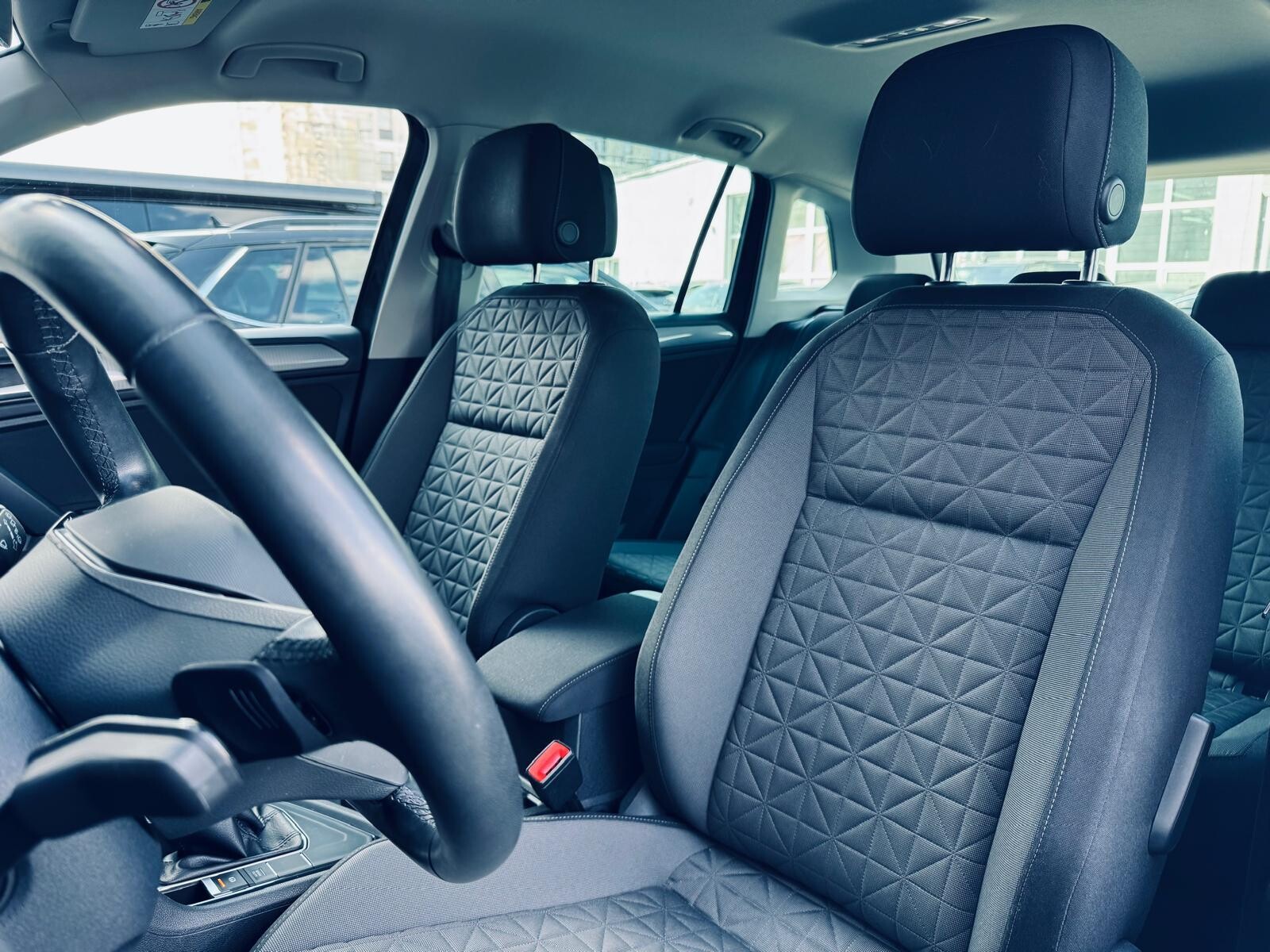 Volkswagen Tiguan - zdjęcie 12