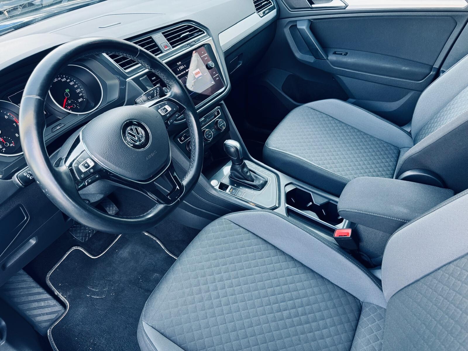 Volkswagen Tiguan - zdjęcie 12