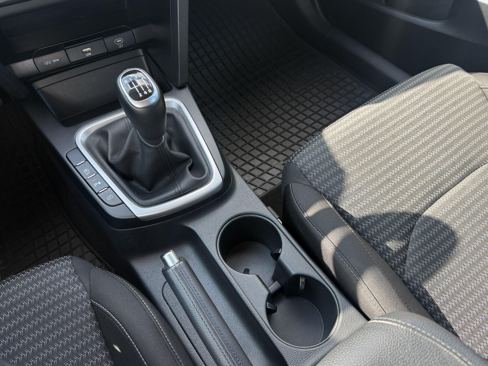 Kia Ceed - zdjęcie 30